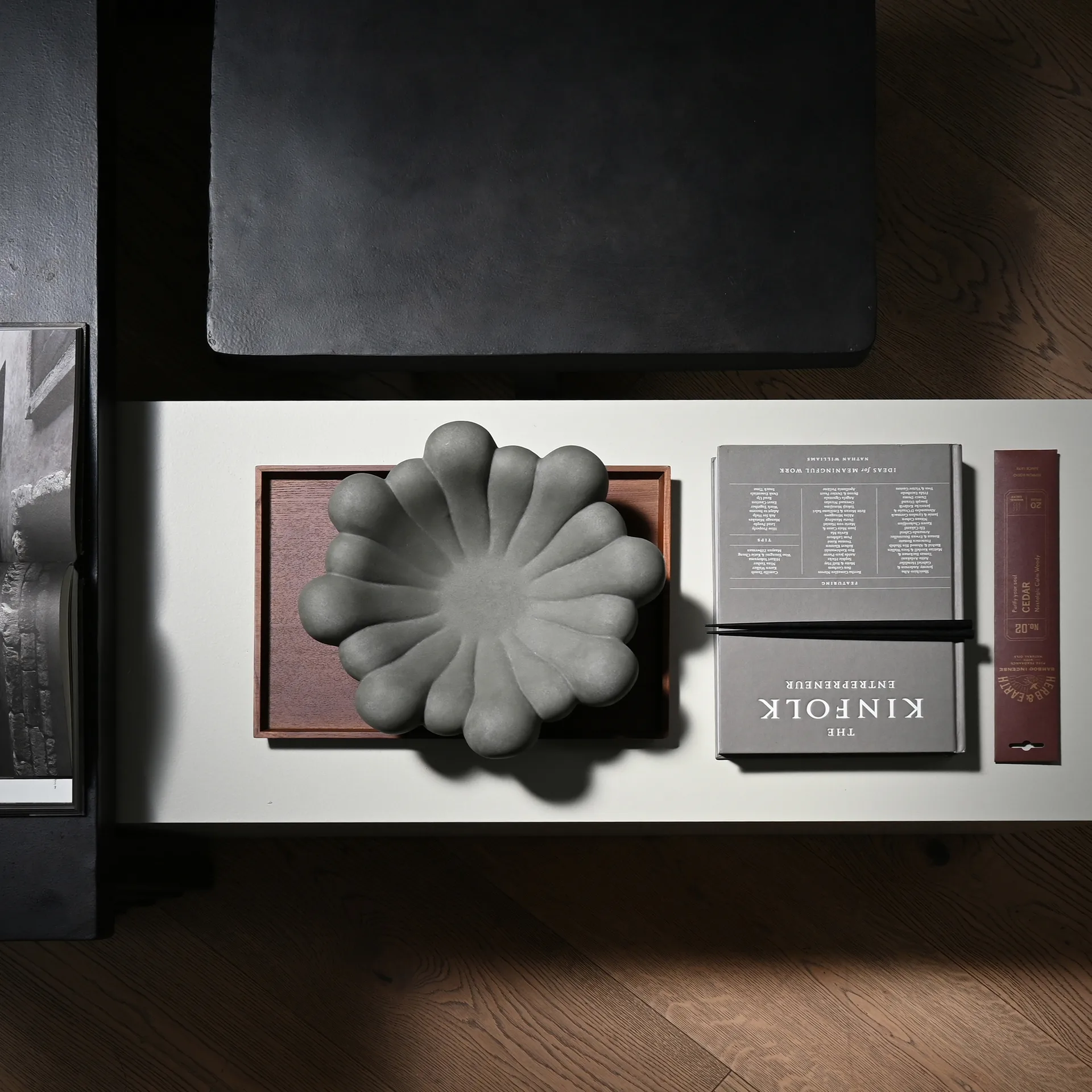 Cuenco medio Bloom Tray Ø28,5 cm, Dark grey 101 Copenhagen