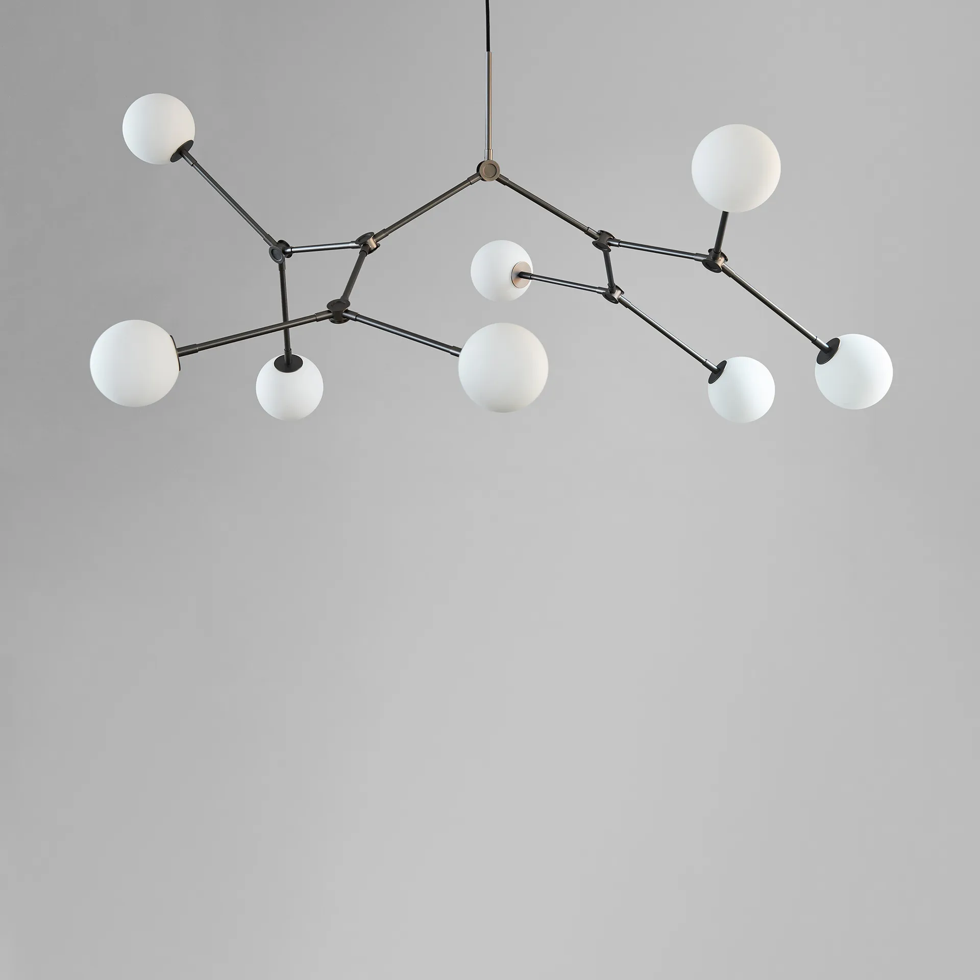 Lámpara de araña Drop Chandelier Bulp, Gris 101 Copenhagen