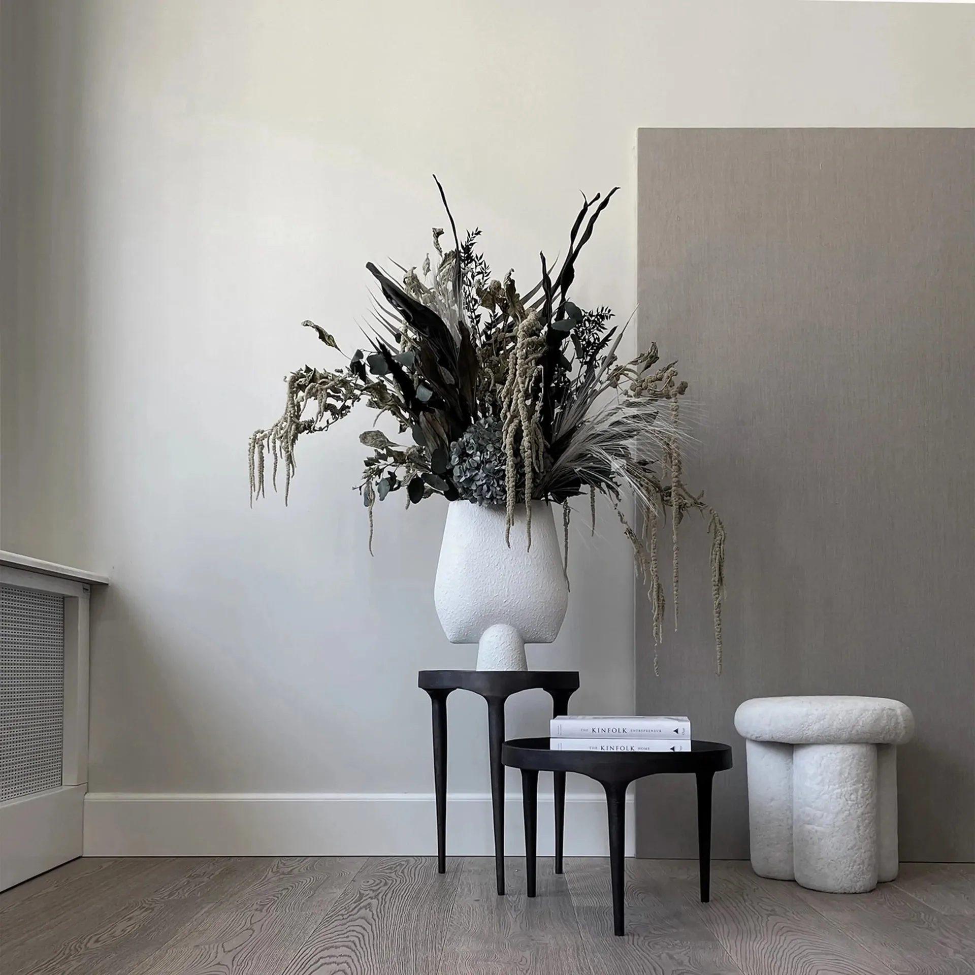 Taburete Big Foot piel de oveja, off-white 101 Copenhagen