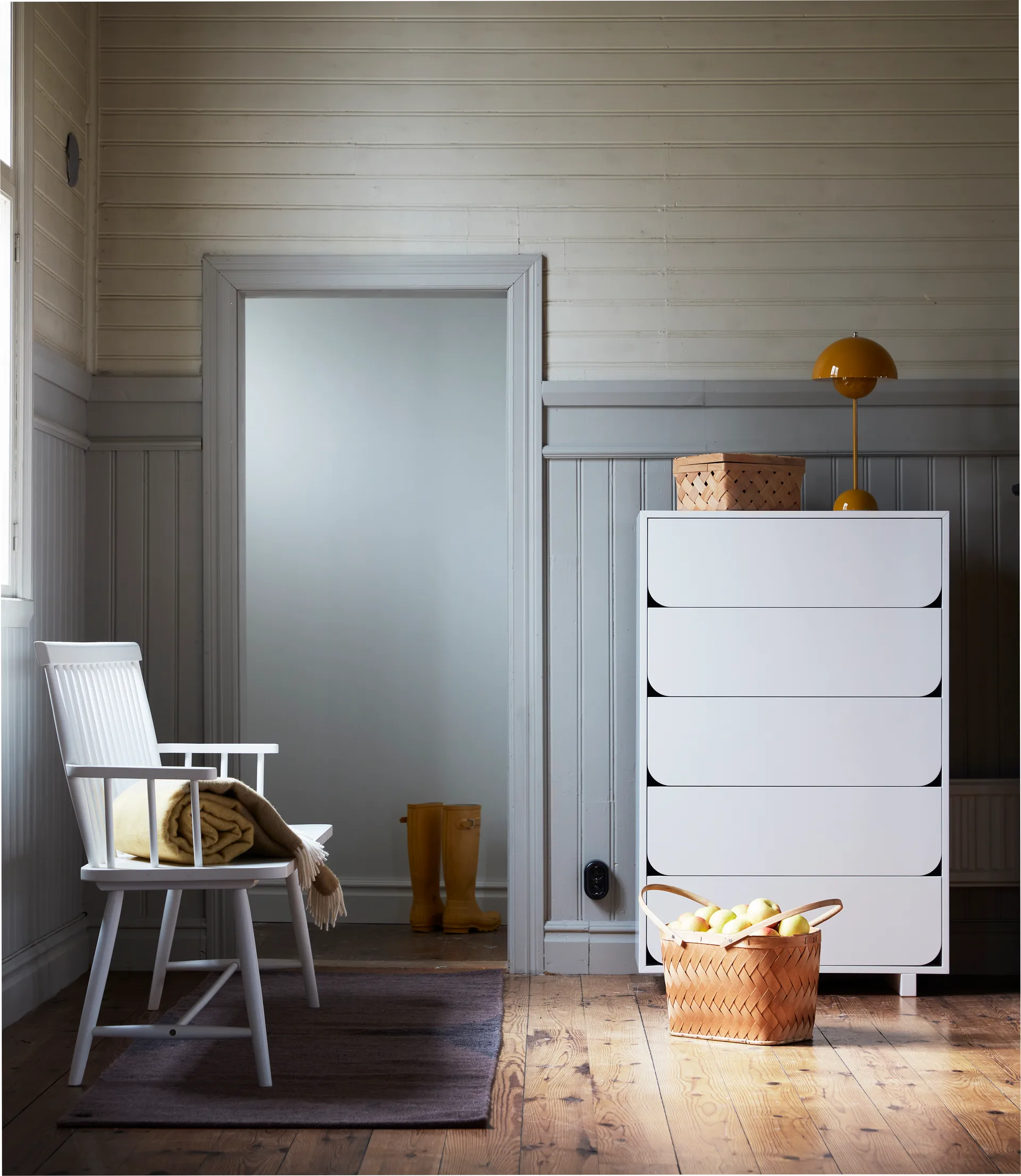 Cómoda Vidja alta, Lacado blanco, 5 cajones 1898