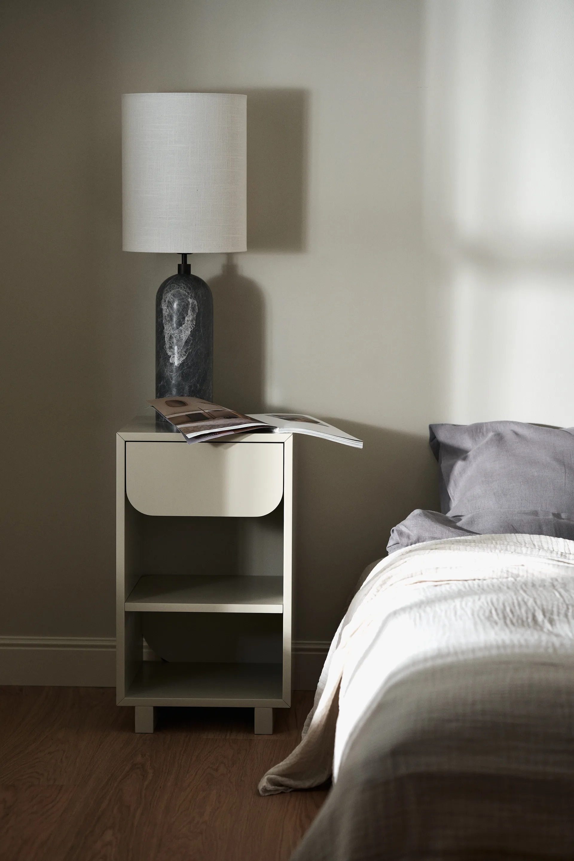 Mesilla de cama Vidja, Sand 1898