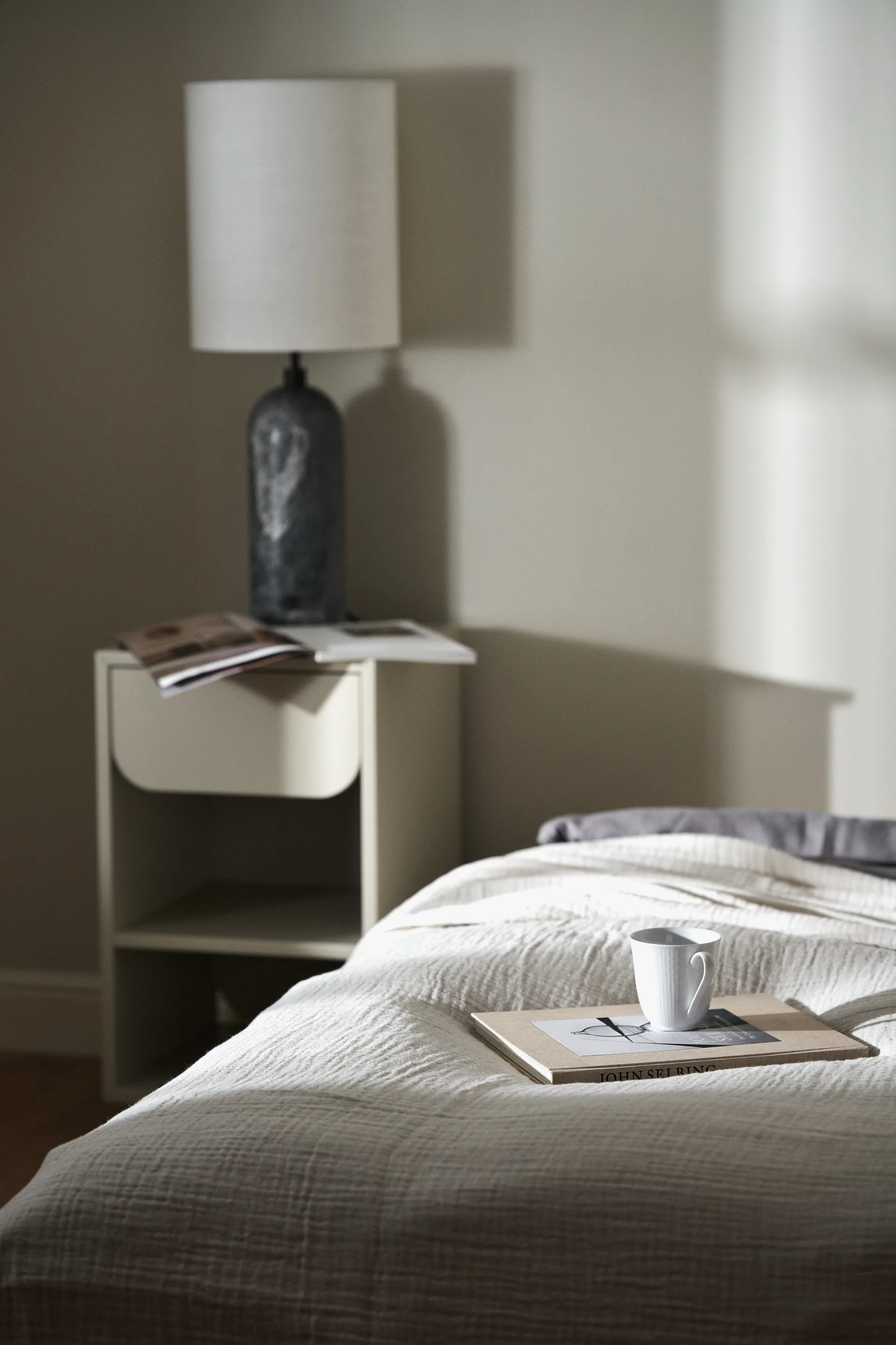 Mesilla de cama Vidja, Sand 1898