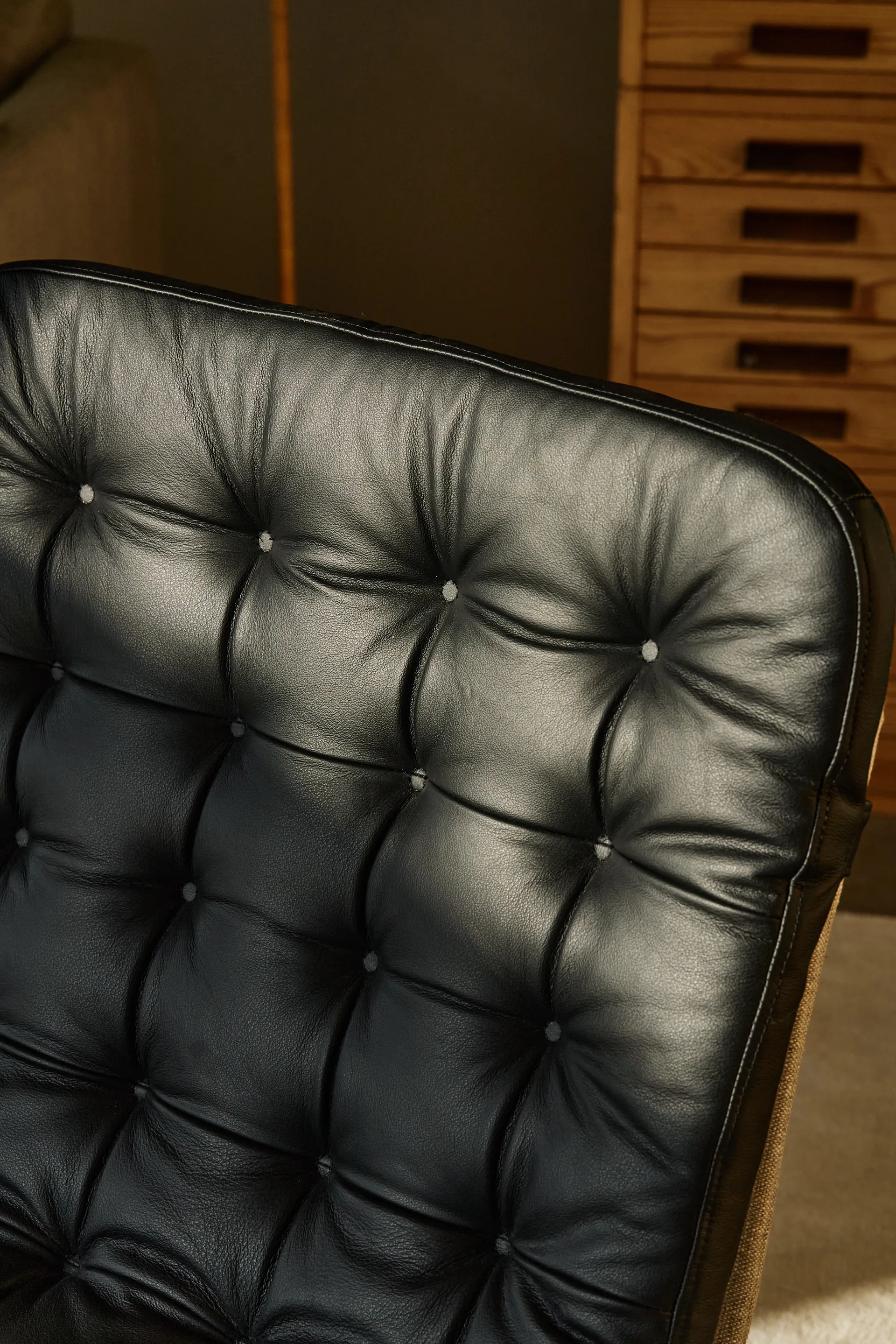 Sillón Loholm con función giratoria, Bern 0341-cuero negro-roble aceitado en blanco 1898