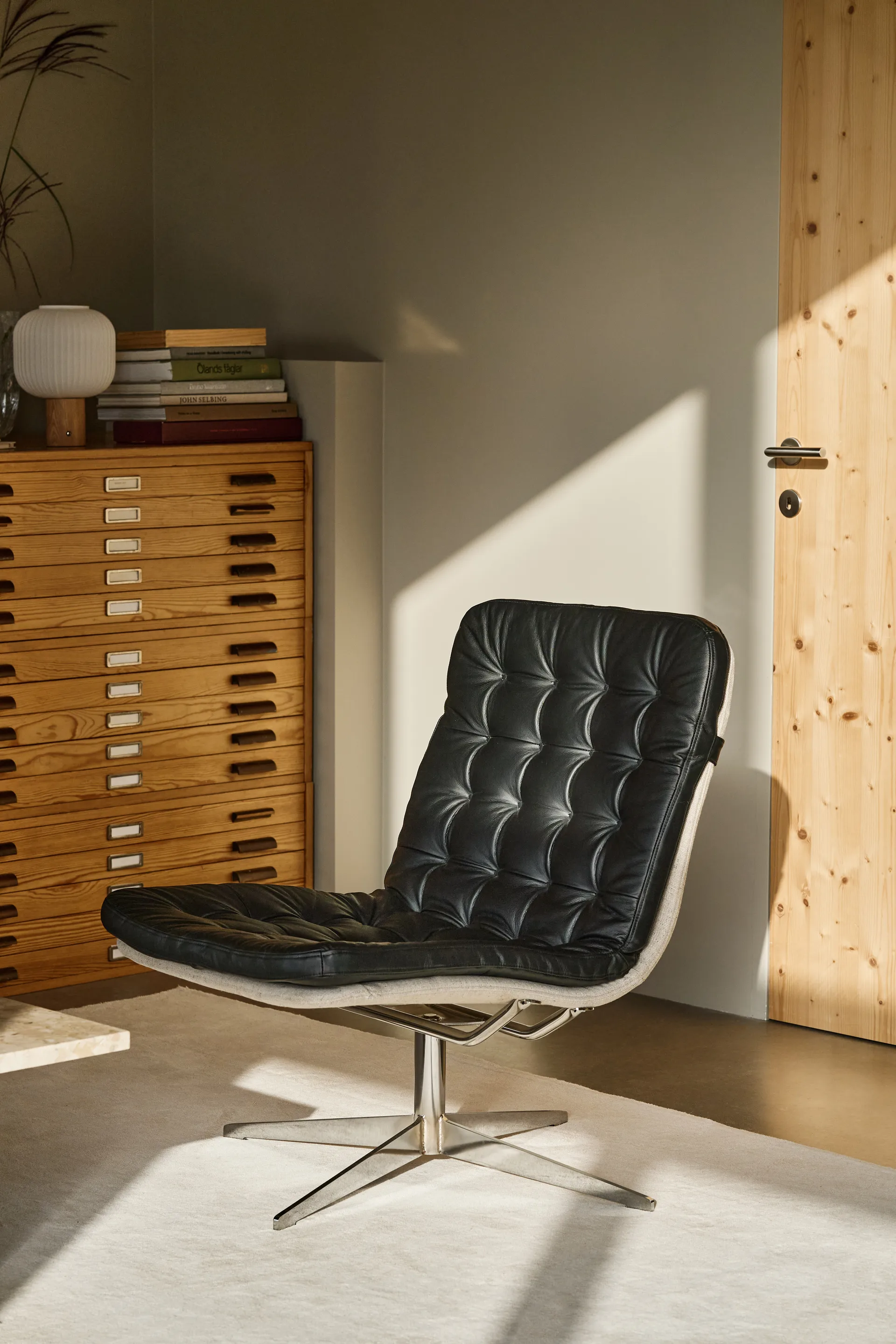 Sillón Loholm con función giratoria, Bern 0341-cuero negro-roble aceitado en blanco 1898