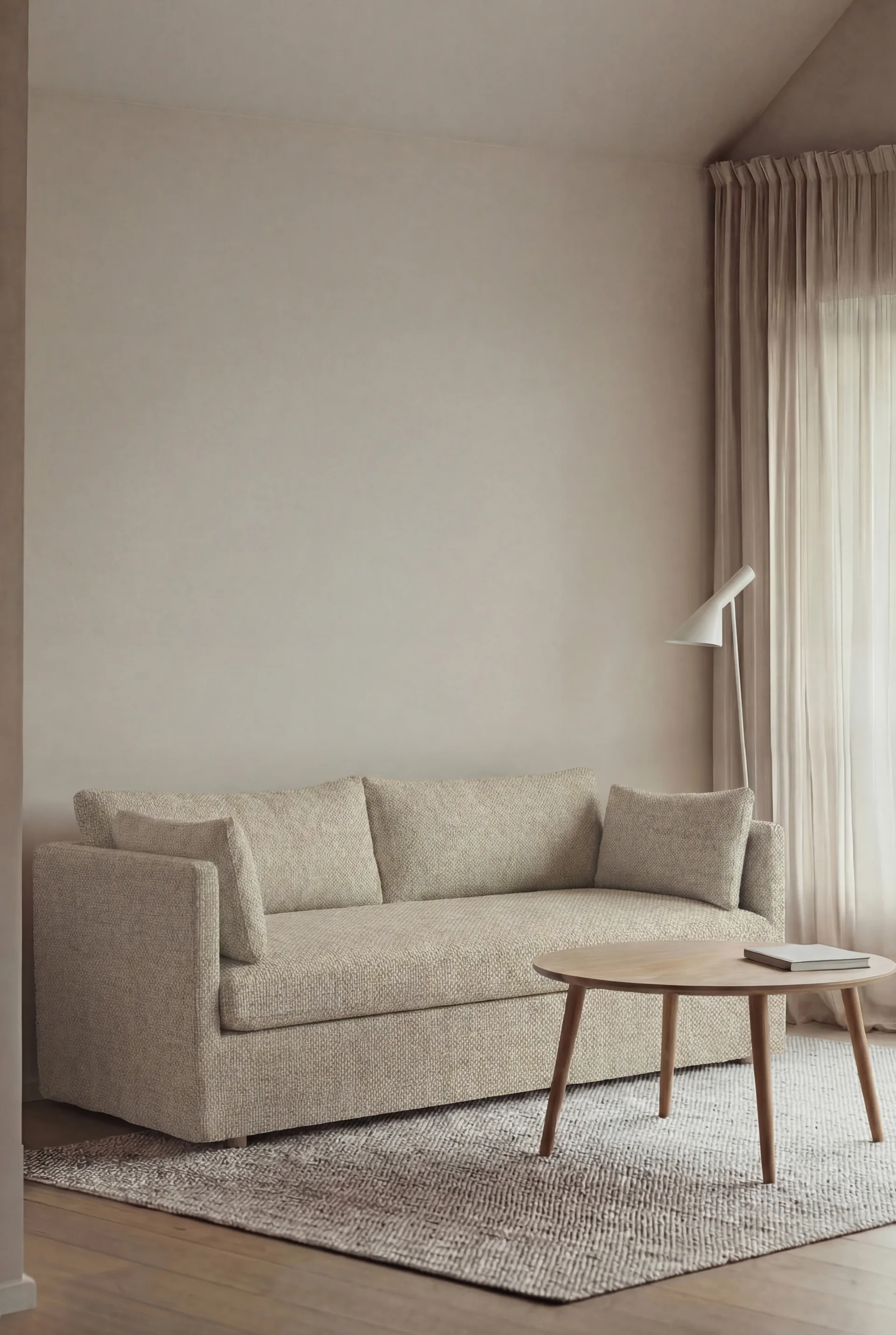 Sofá Linnevik, Bern beige 0341-roble blanco aceitado, 2 plazas, con faldón 1898