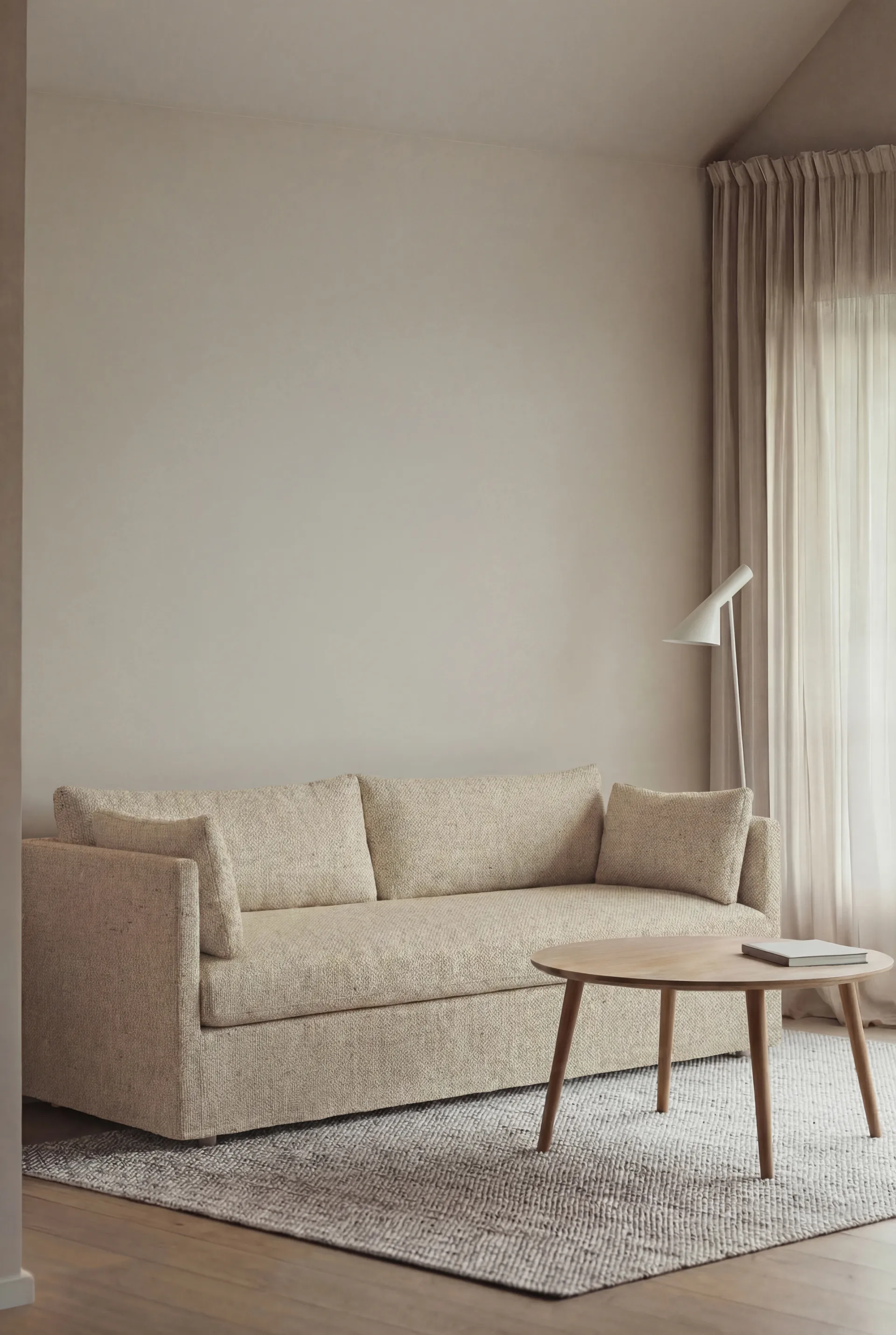 Sofá Linnevik, Bern Beige 0341-roble blanco aceitado, 3 plazas, con faldón 1898