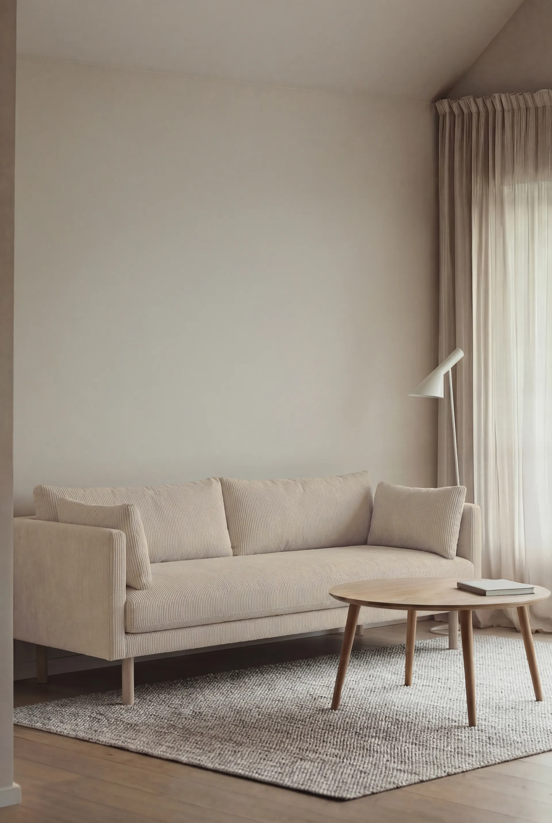 Sofá Linnevik, Jump Beige 1956-roble blanco aceitado, 3 plazas, sin faldón 1898