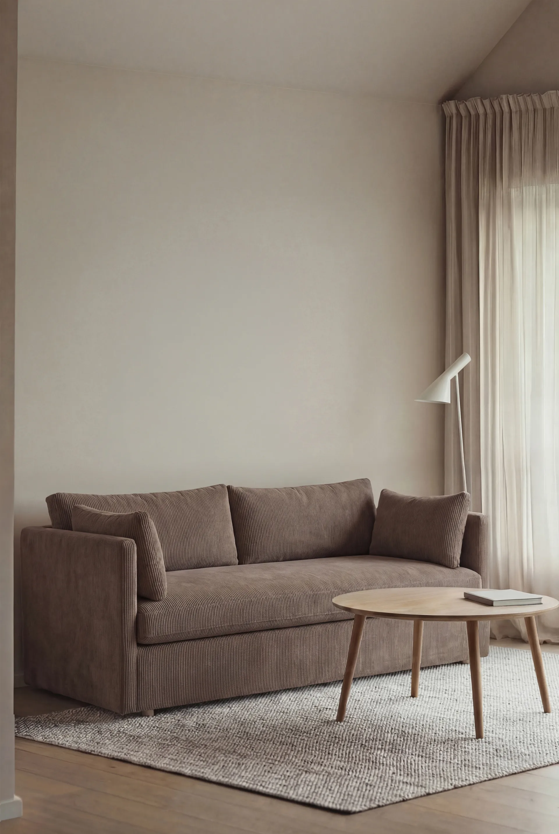 Sofá Linnevik, Jump brown 1955-roble blanco aceitado, 2 plazas, con faldón 1898