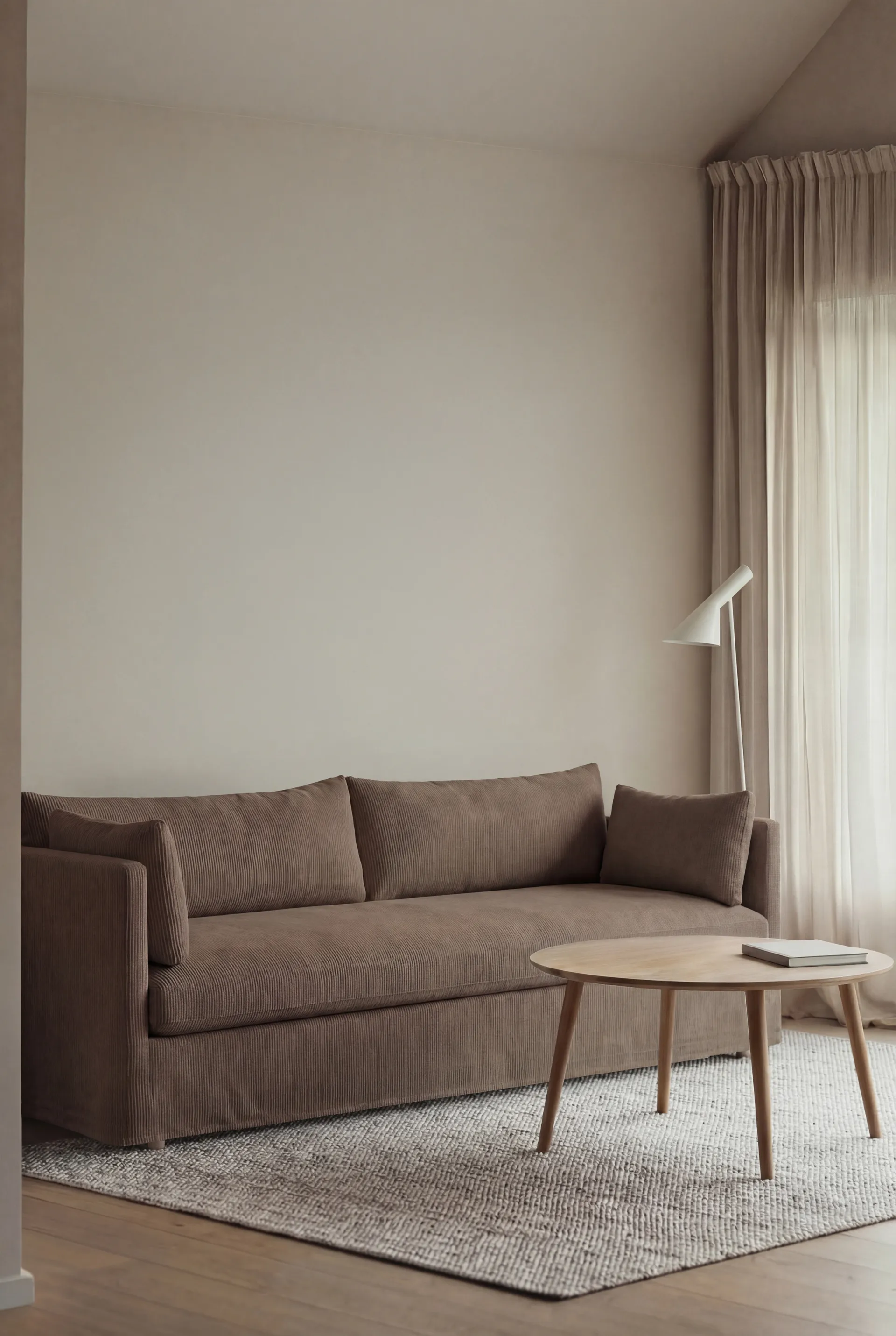 Sofá Linnevik, Jump brown 1955-roble blanco aceitado, 4 plazas, con faldón 1898