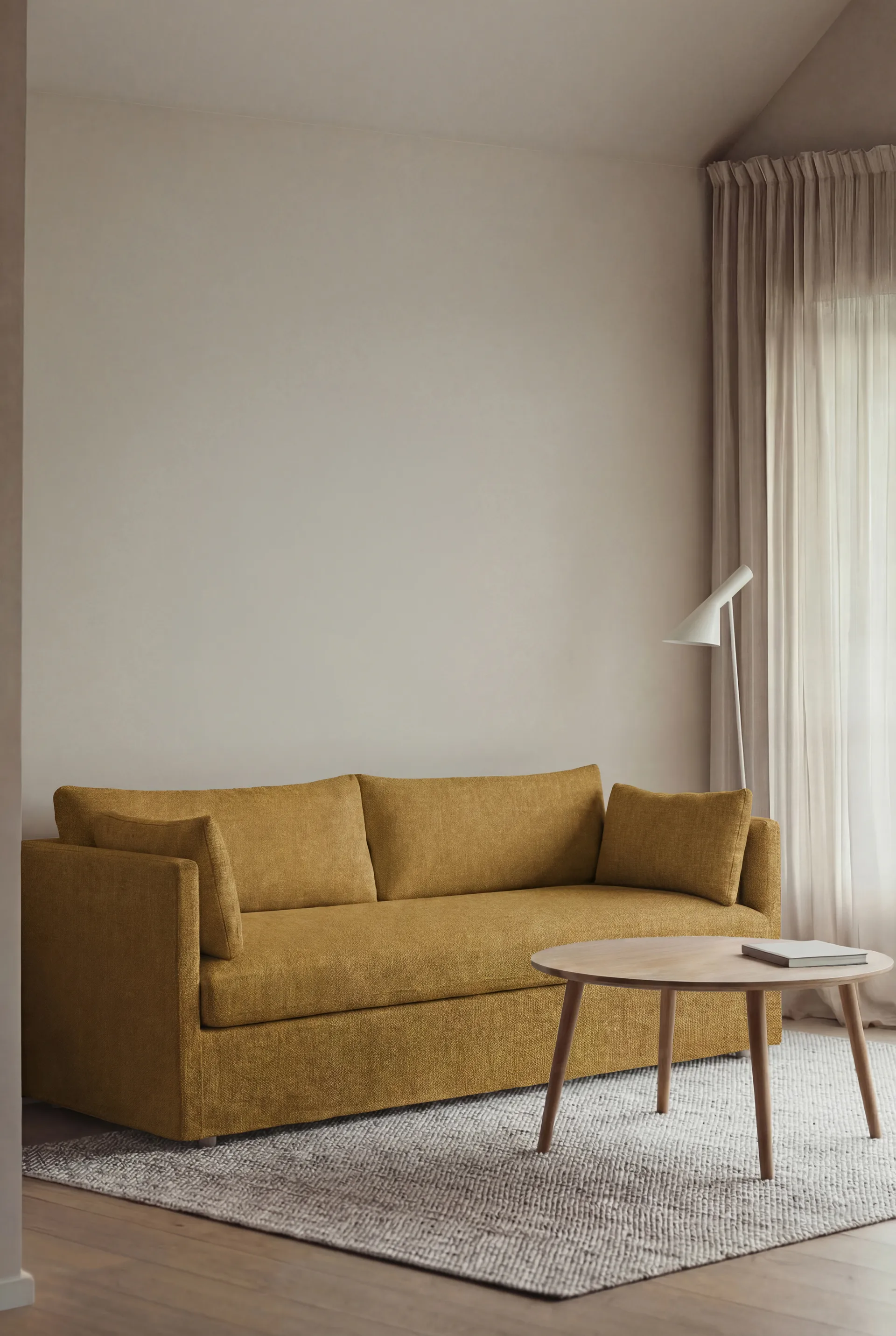 Sofá Linnevik, Luiza Mustard 3972-roble blanco aceitado, 3 plazas, con faldón 1898