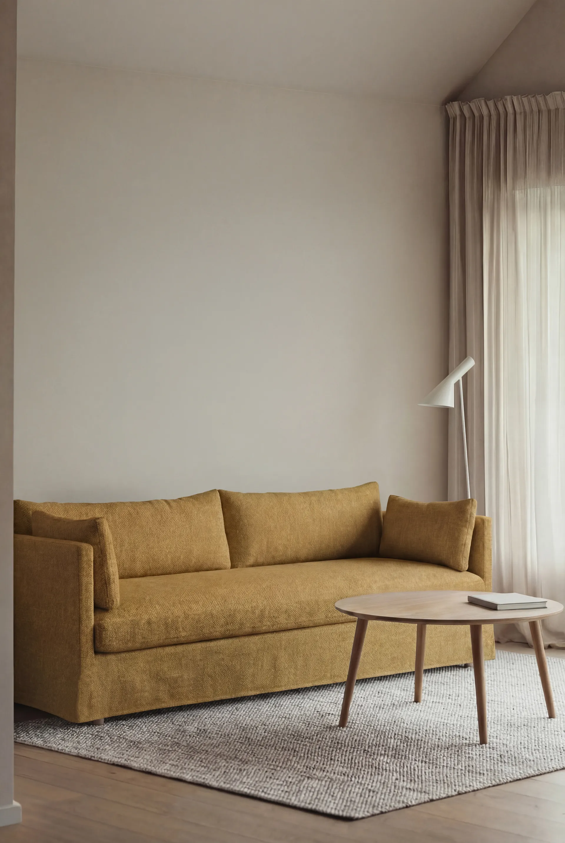 Sofá Linnevik, Luiza Mustard 3972-roble blanco aceitado, 4 plazas, con faldón 1898