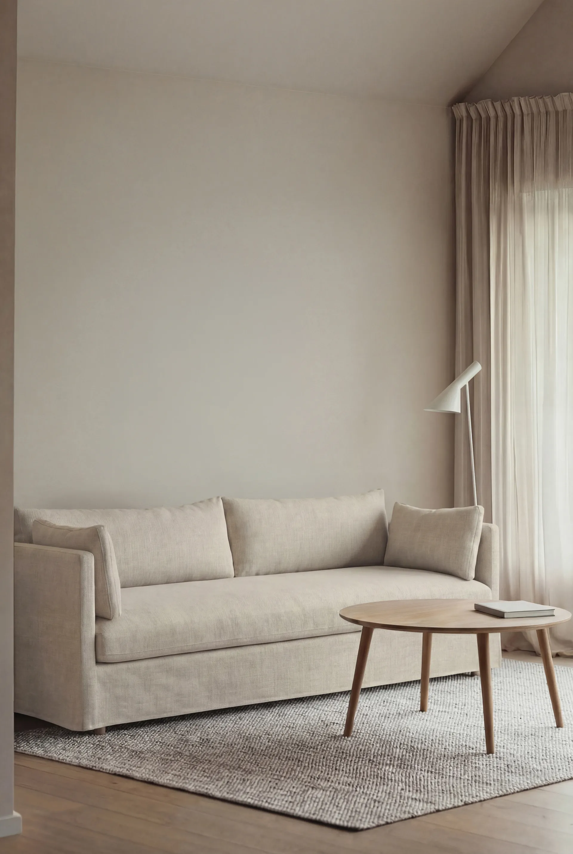 Sofá Linnevik, Oslo Nature 1540-roble blanco aceitado, 4 plazas, con faldón 1898