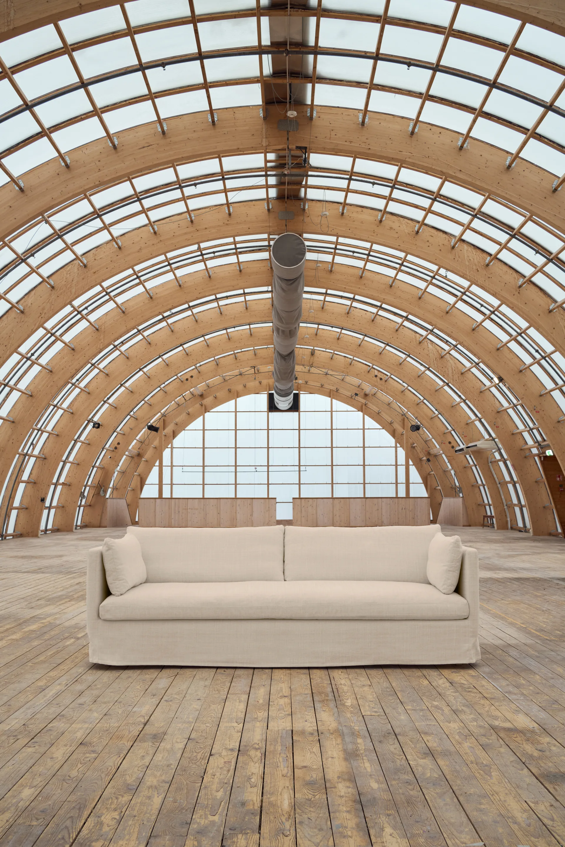 Sofá Linnevik, Same Beige 6670-roble blanco aceitado, 4 plazas, con faldón 1898