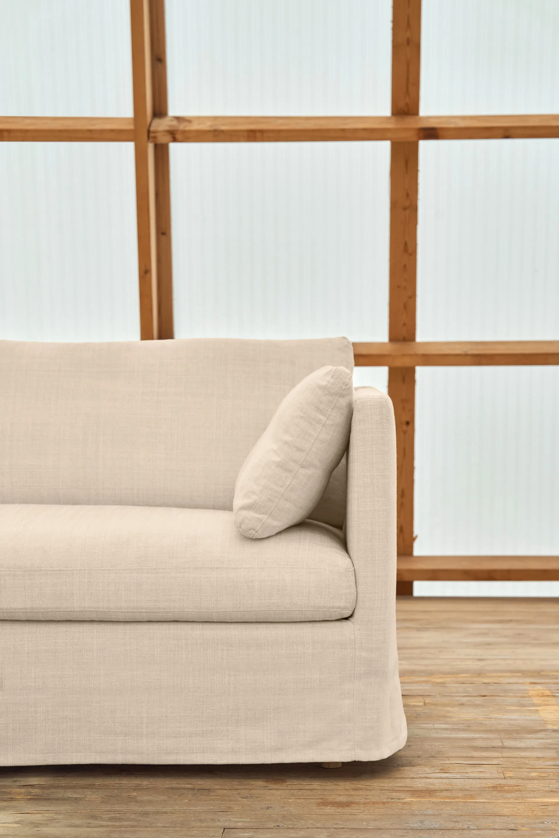 Sofá Linnevik, Same Beige 6670-roble blanco aceitado, 4 plazas, con faldón 1898