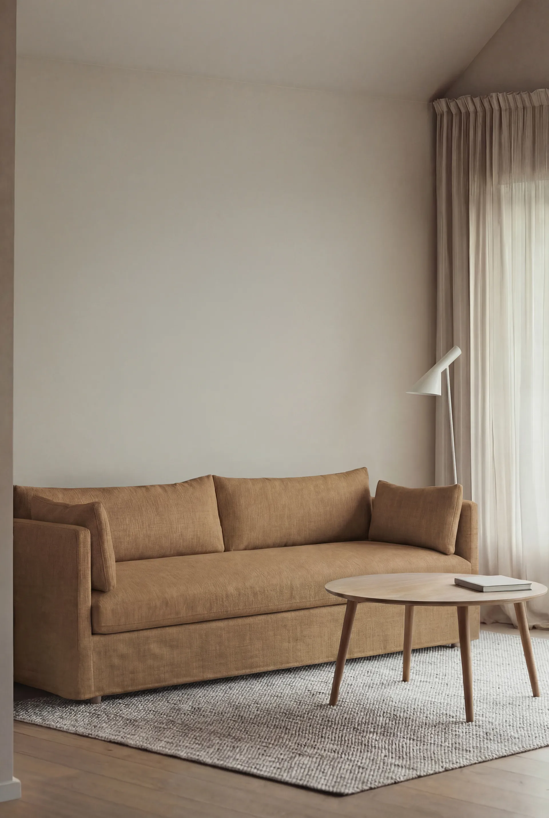 Sofá Linnevik, Same Ochre 6676-roble blanco aceitado, 4 plazas, con faldón 1898