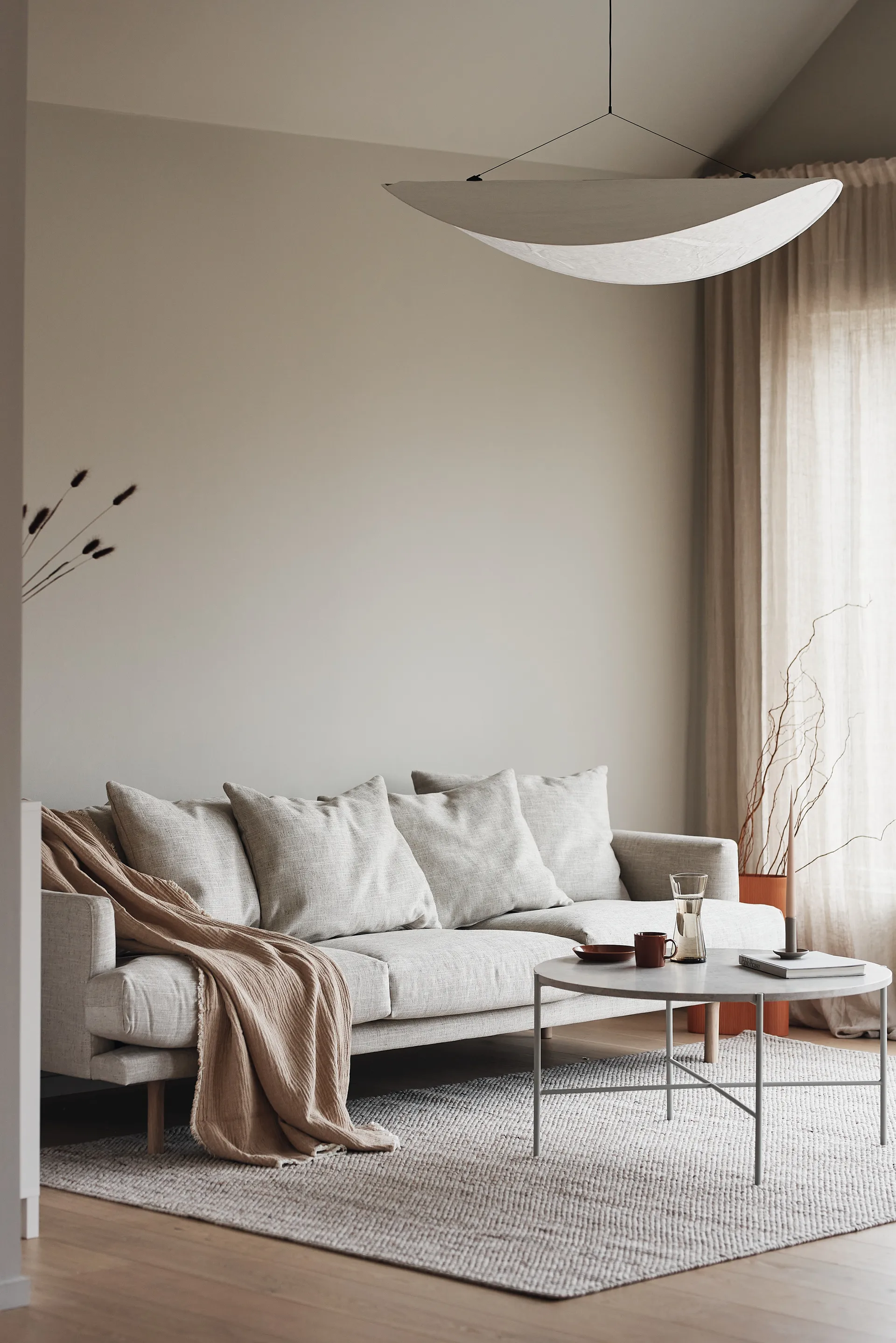 Sofá Sjövik, Bern Beige 0341-roble aceitado en blanco, 3,5 plazas 1898