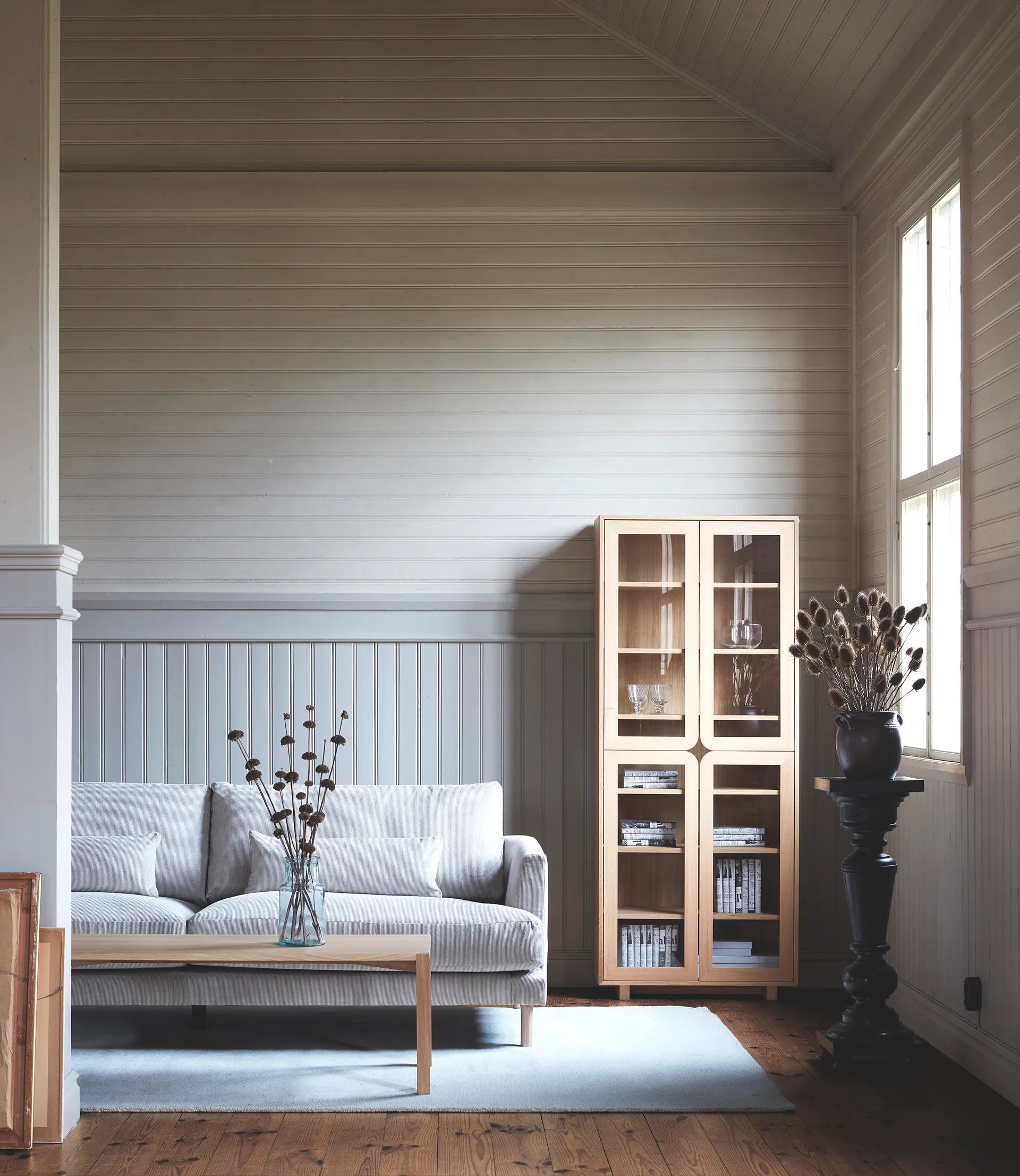 Vitrina alta Vidja, Roble lacado claro pigmento blanco 1898