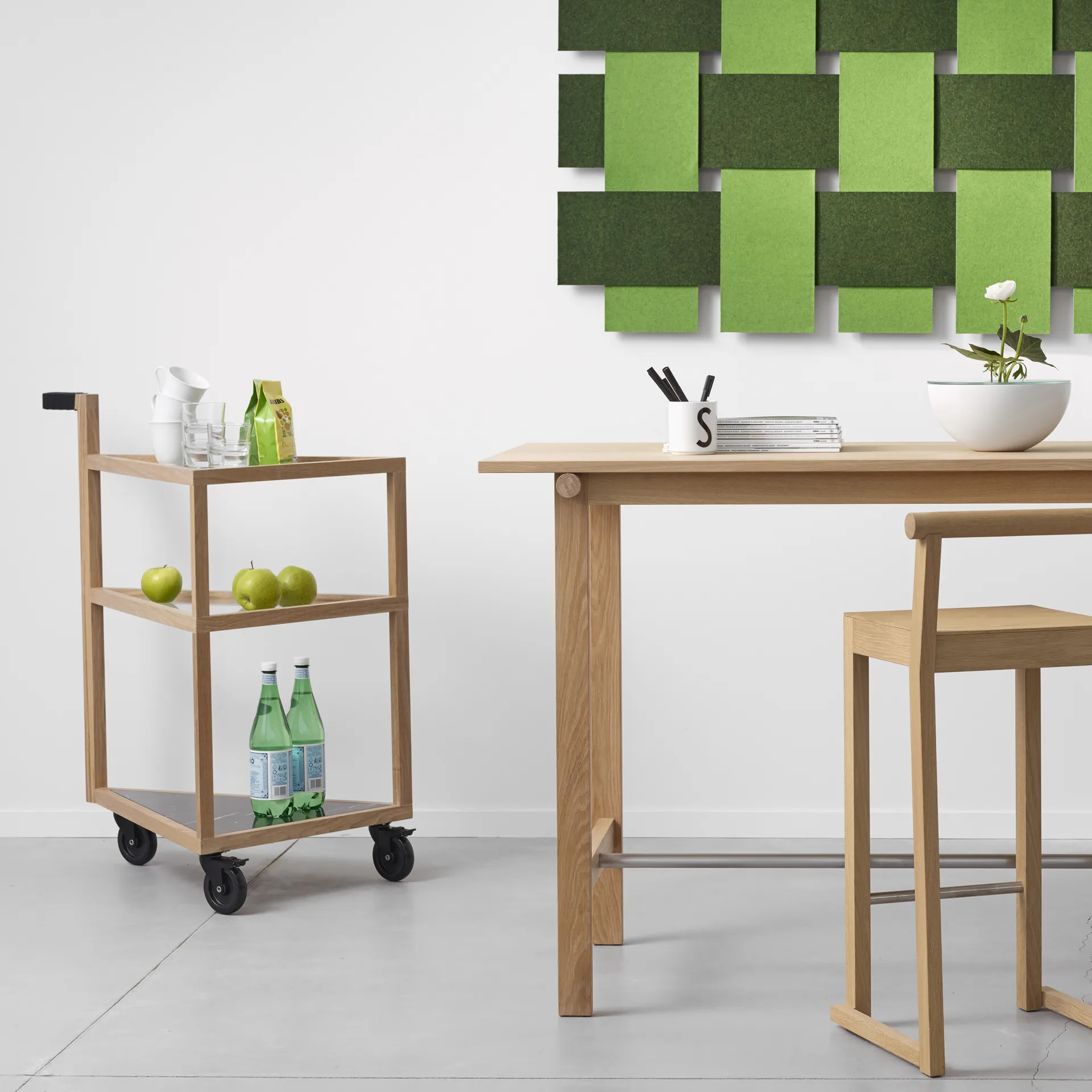 Carro con ruedas Move, Roble aceitado blanco, big, mármol marquina, vidrio A2