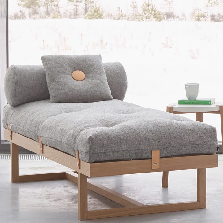 Diván Stay, Tela verde, estructura de roble aceitado blanco A2