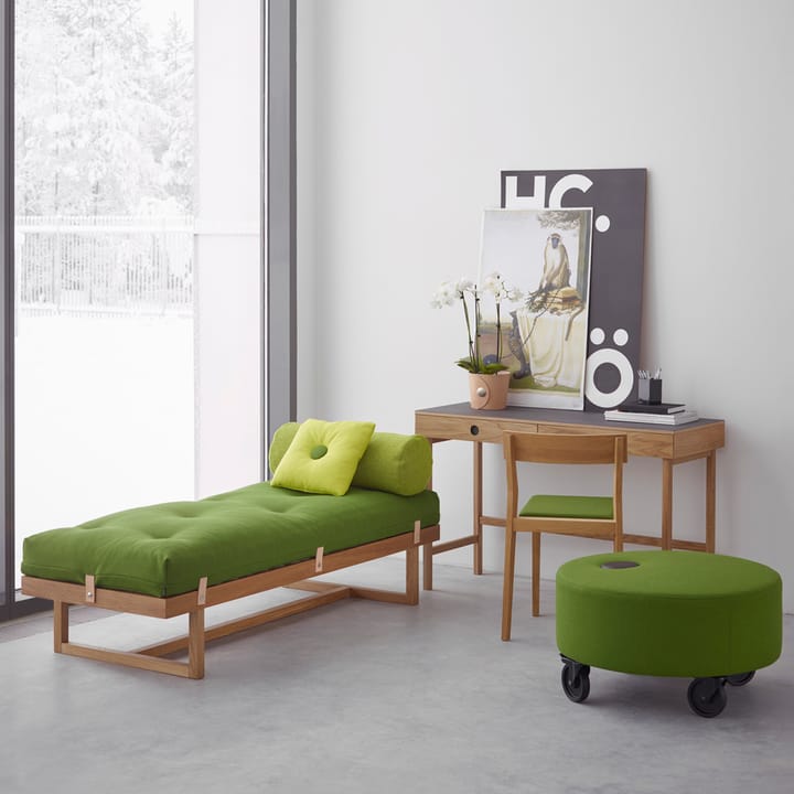 Diván Stay, Tela verde, estructura de roble aceitado A2
