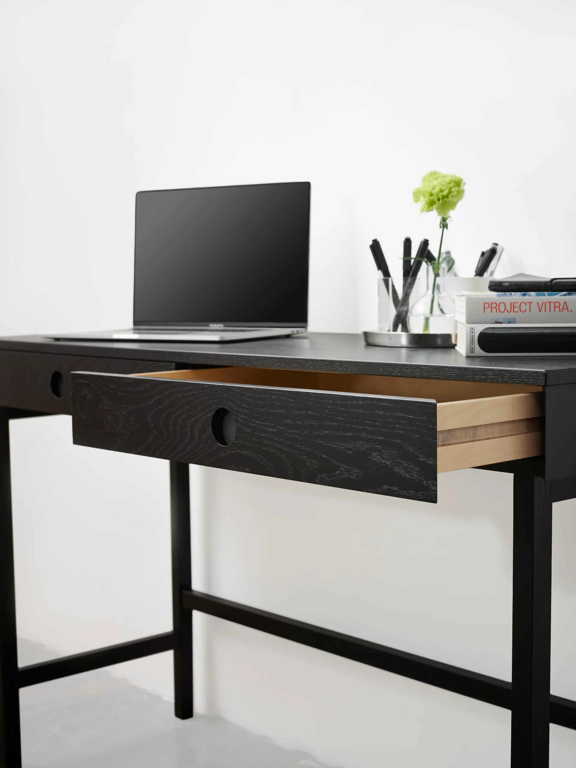 Escritorio Mind, Roble teñido en negro, 118×74×44 cm A2