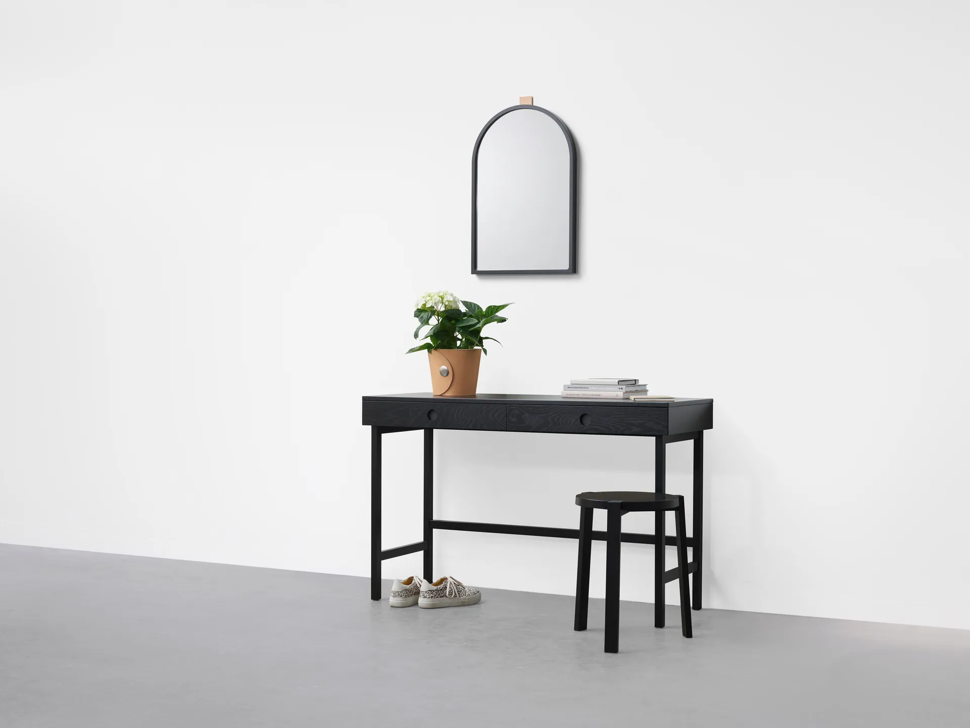 Escritorio Mind, Roble teñido en negro, 118×74×44 cm A2