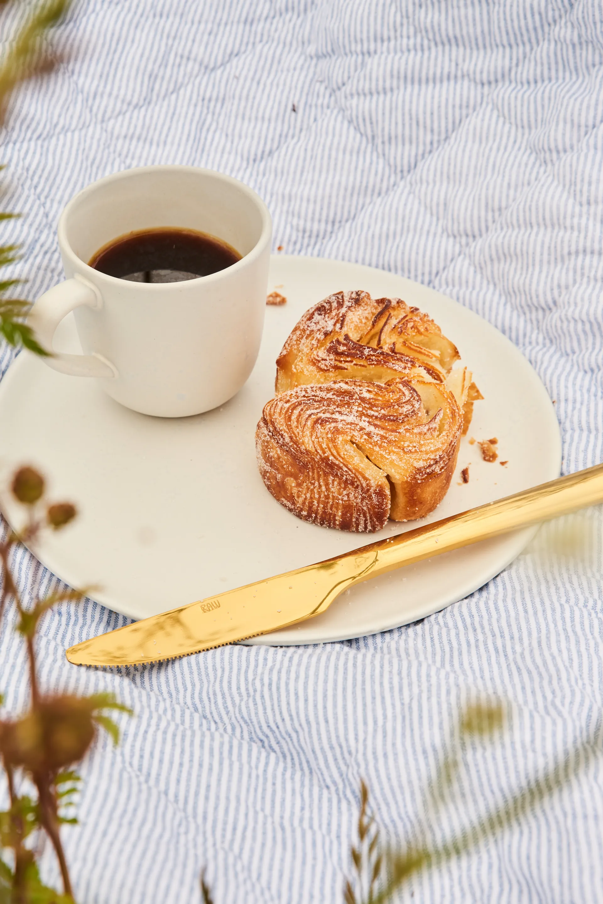 4 Cuchillos de mesa Raw, Dorado Aida