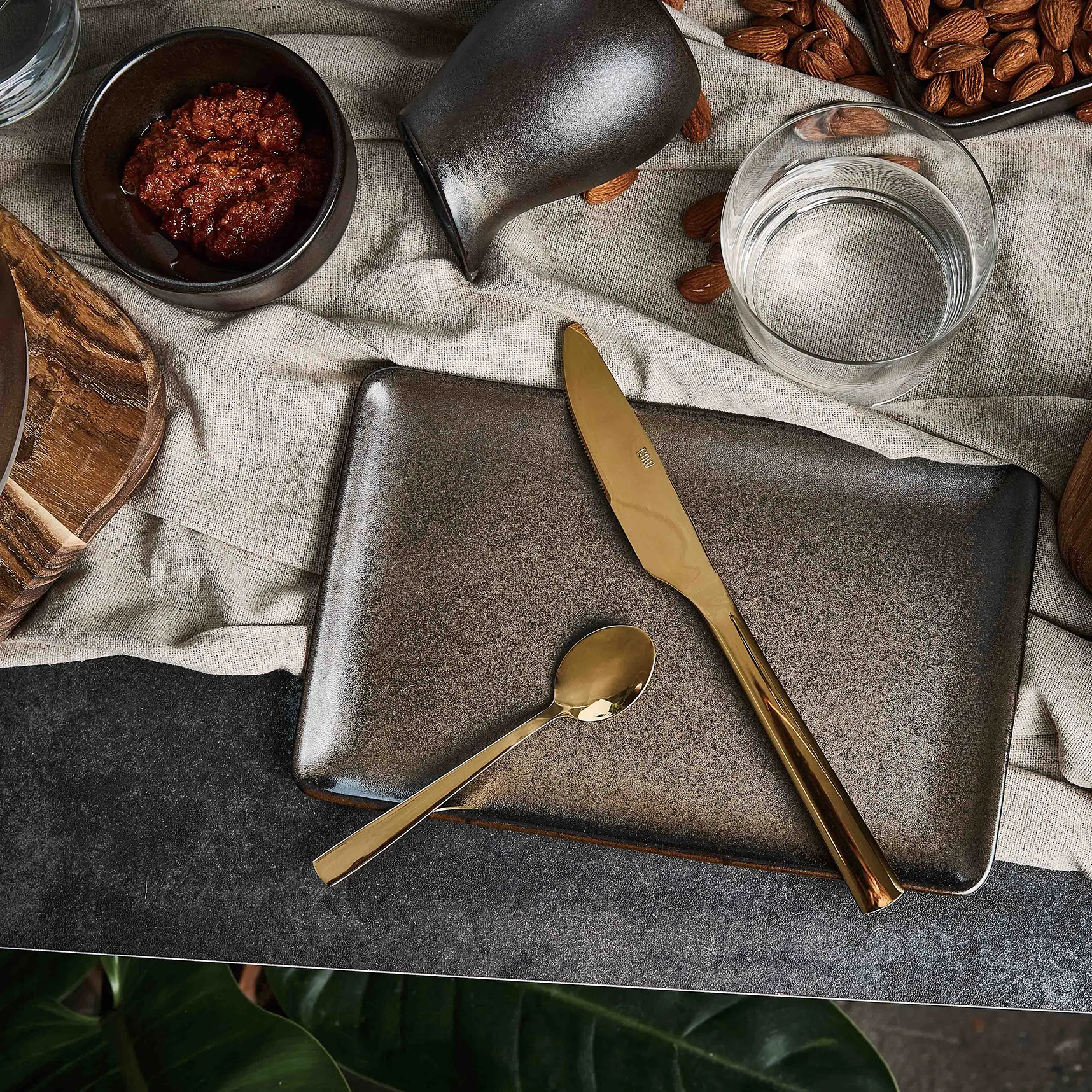 Plato Raw 23,5x15 cm, Metallic brown Aida