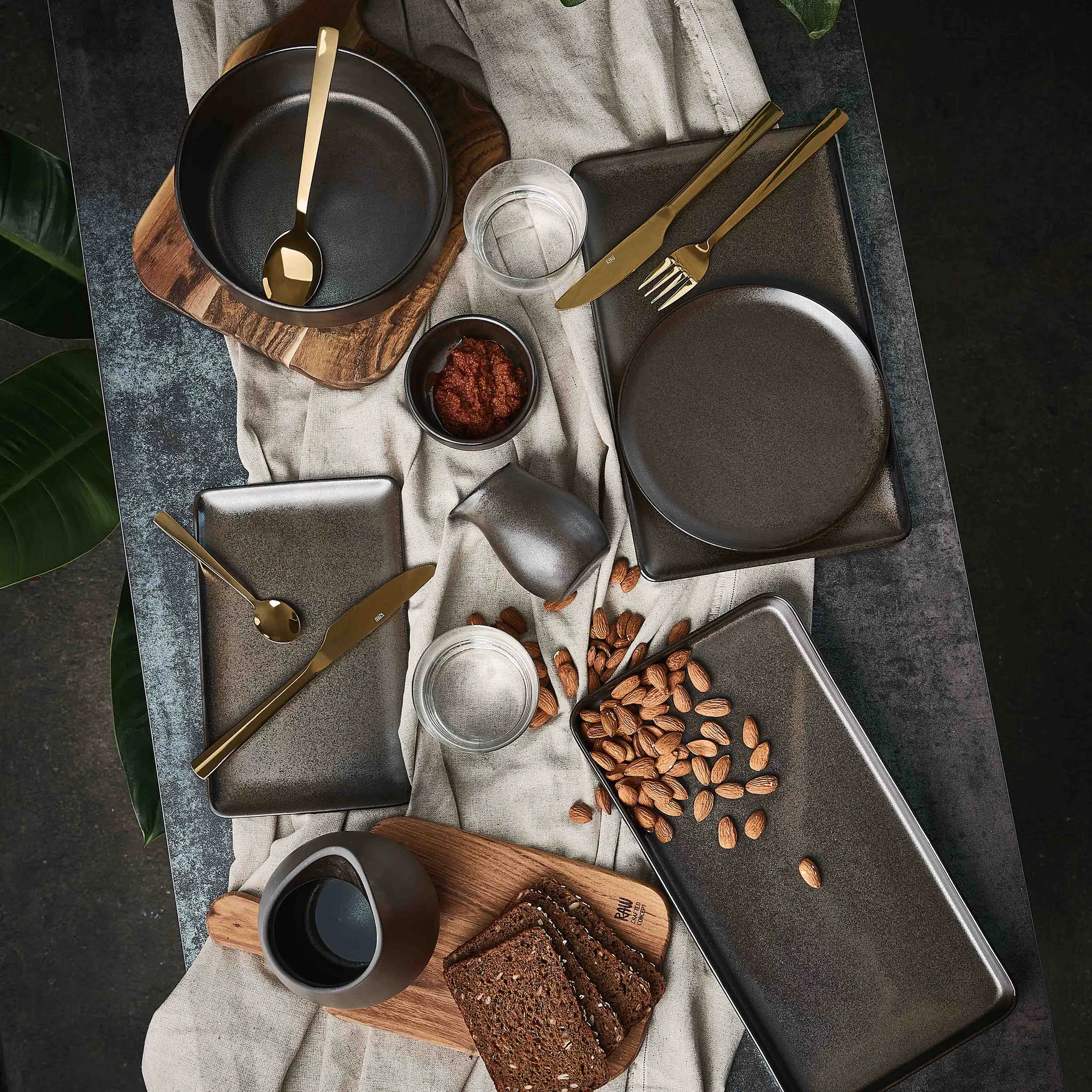 Plato Raw 31,5x20 cm, Metallic brown Aida