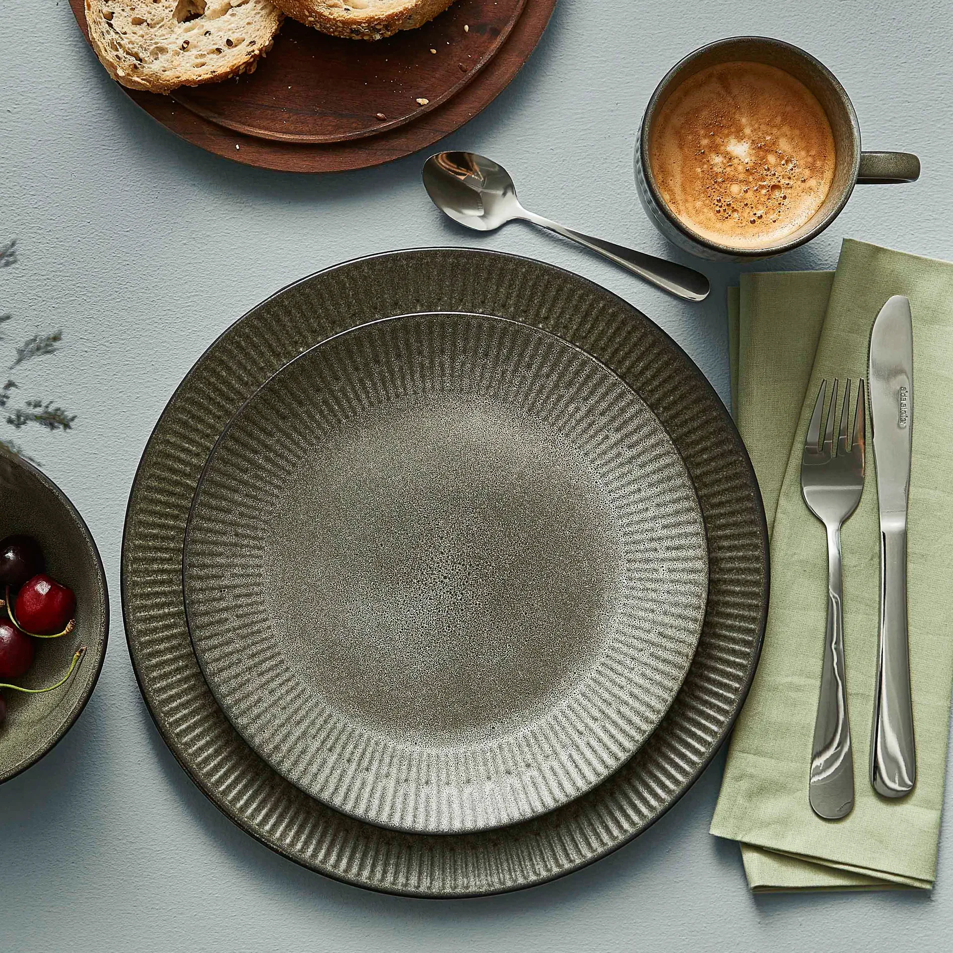 Plato Relief 27 cm, gris Aida