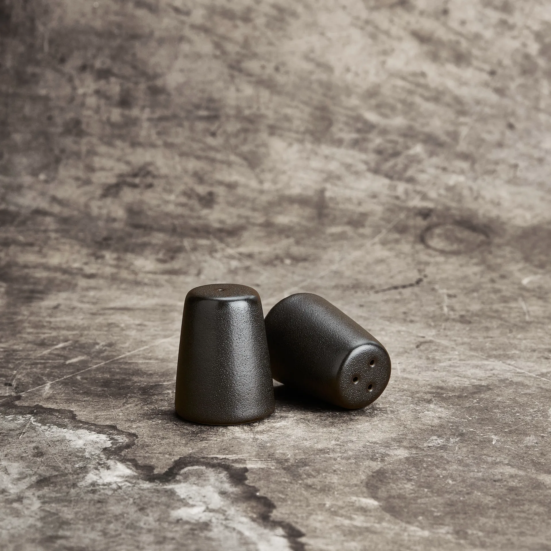 Set de salero y pimentero Raw, Titanium Black Aida