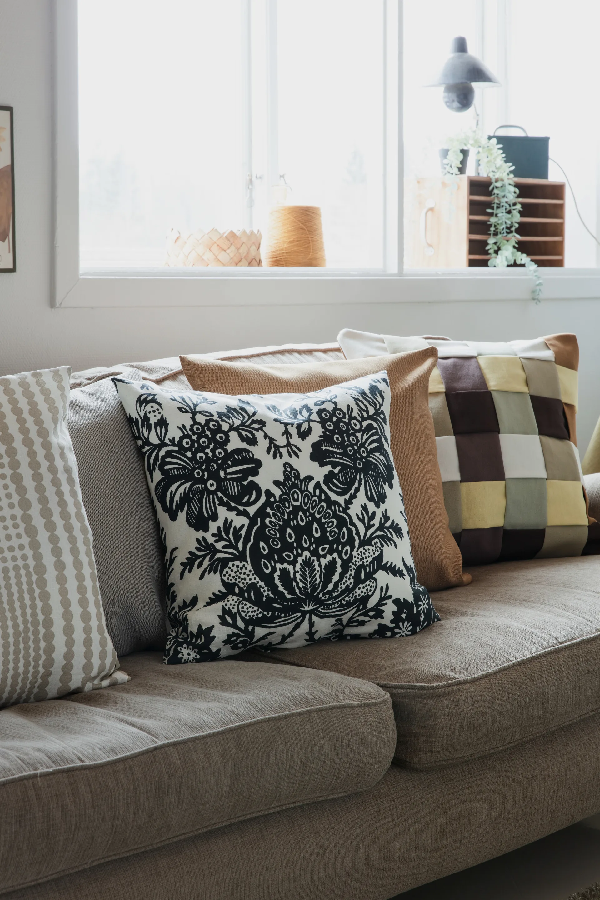 Funda de cojín Granatäpple 50x50 cm, negro Almedahls