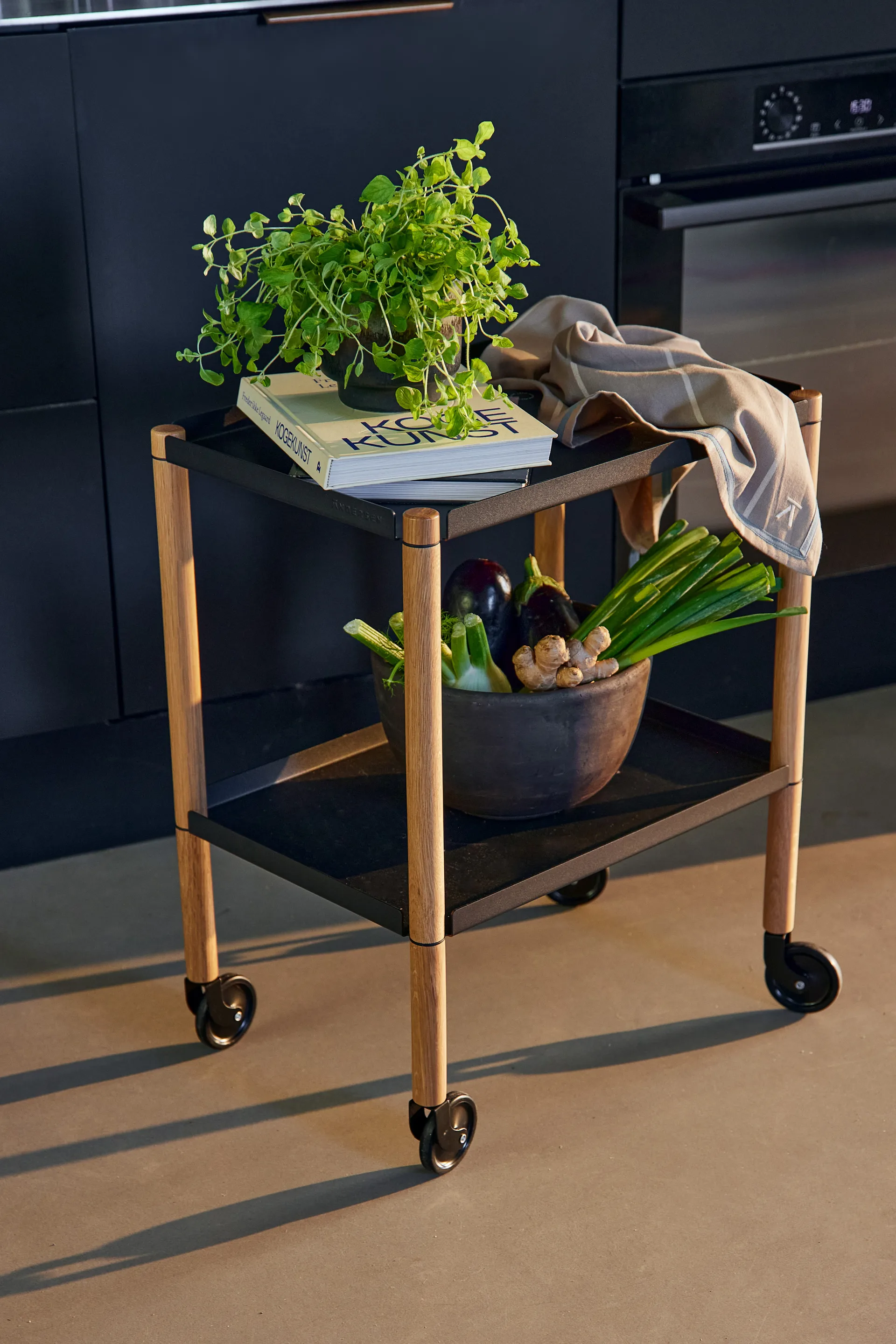 Mesa Connect, Roble aceitado, metal negro Andersen Furniture