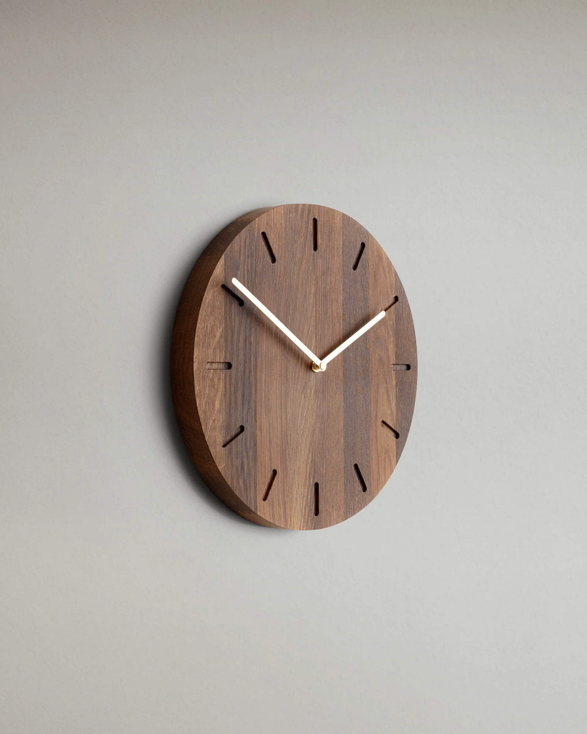 Reloj de pared Watch:Out, roble oscurecido-latón Applicata