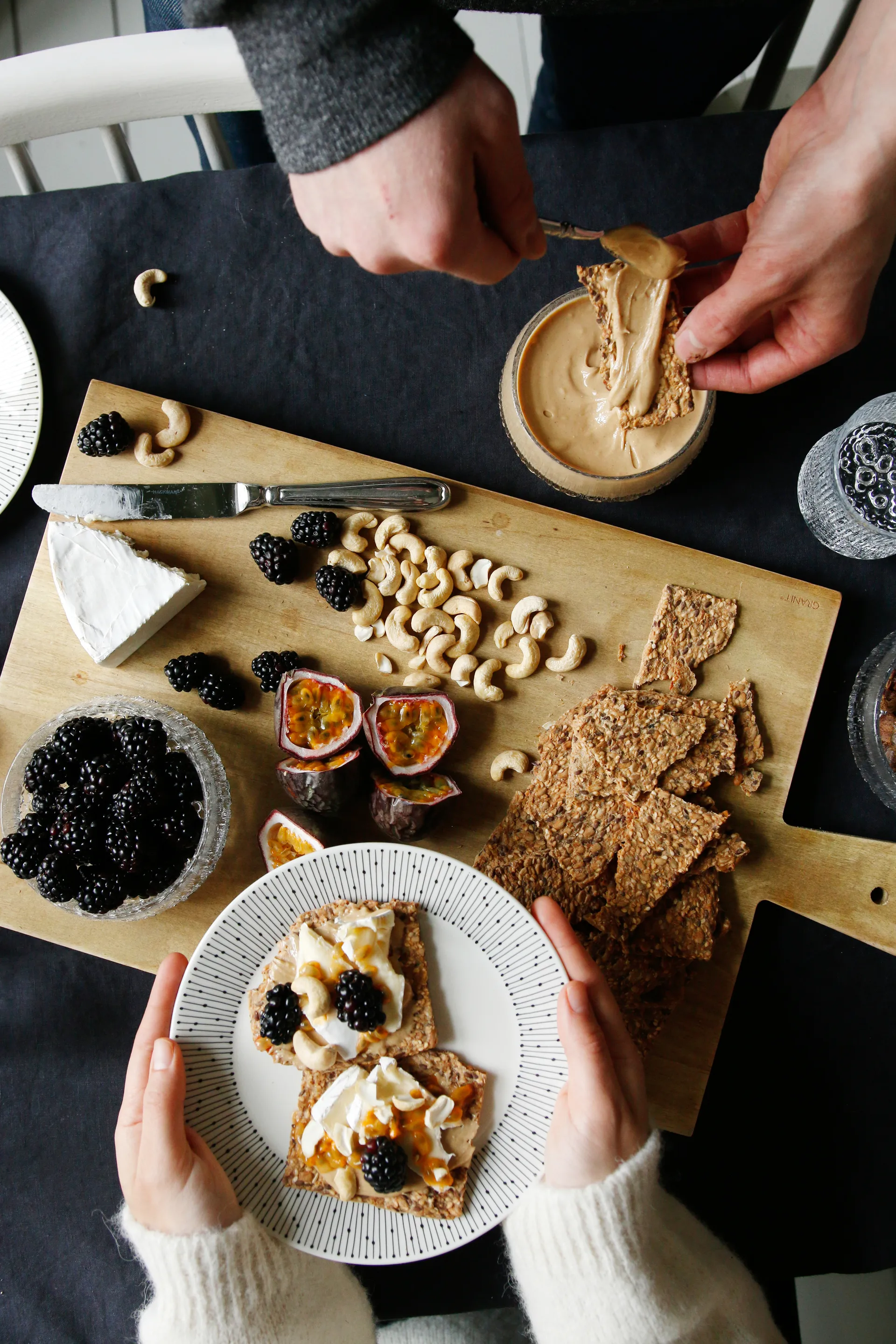 Plato Mainio Sarastus Ø19 cm, negro-blanco Arabia