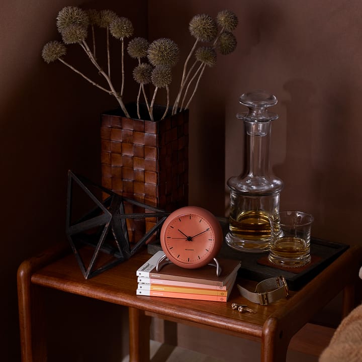 Reloj de mesa AJ City Hall, Pale naranja Arne Jacobsen Clocks