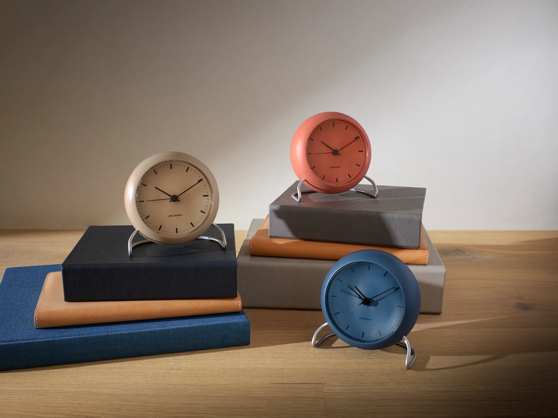 Reloj de mesa AJ City Hall, Sandy beige Arne Jacobsen Clocks