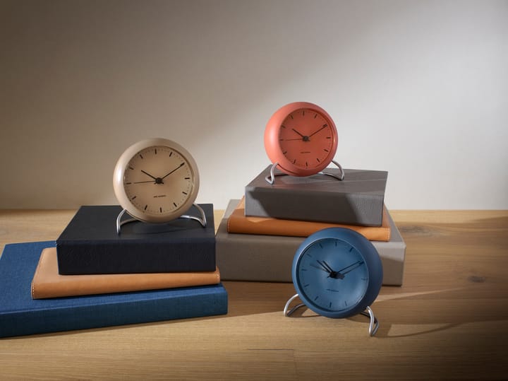 Reloj de mesa AJ City Hall, Sandy beige Arne Jacobsen Clocks