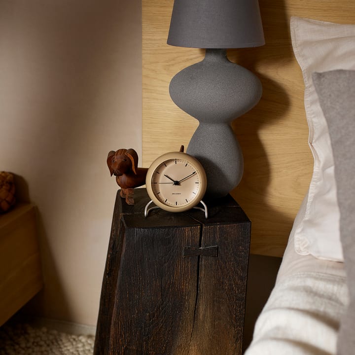 Reloj de mesa AJ City Hall, Sandy beige Arne Jacobsen Clocks