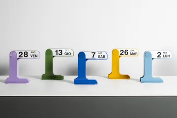 Calendario perpetuo Timor - Azul Klein - Artemide