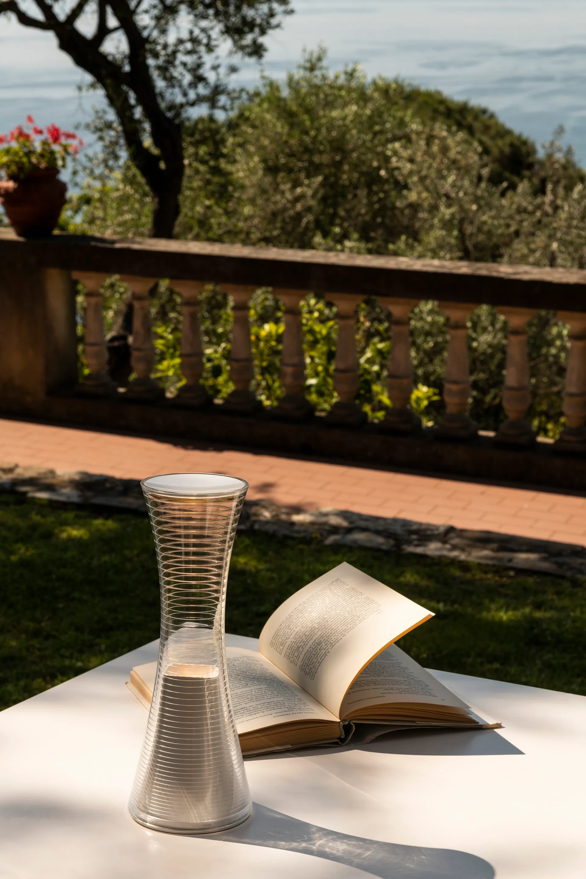 Come Together lámpara de mesa portátil de 26,5 cm, Blanco Artemide