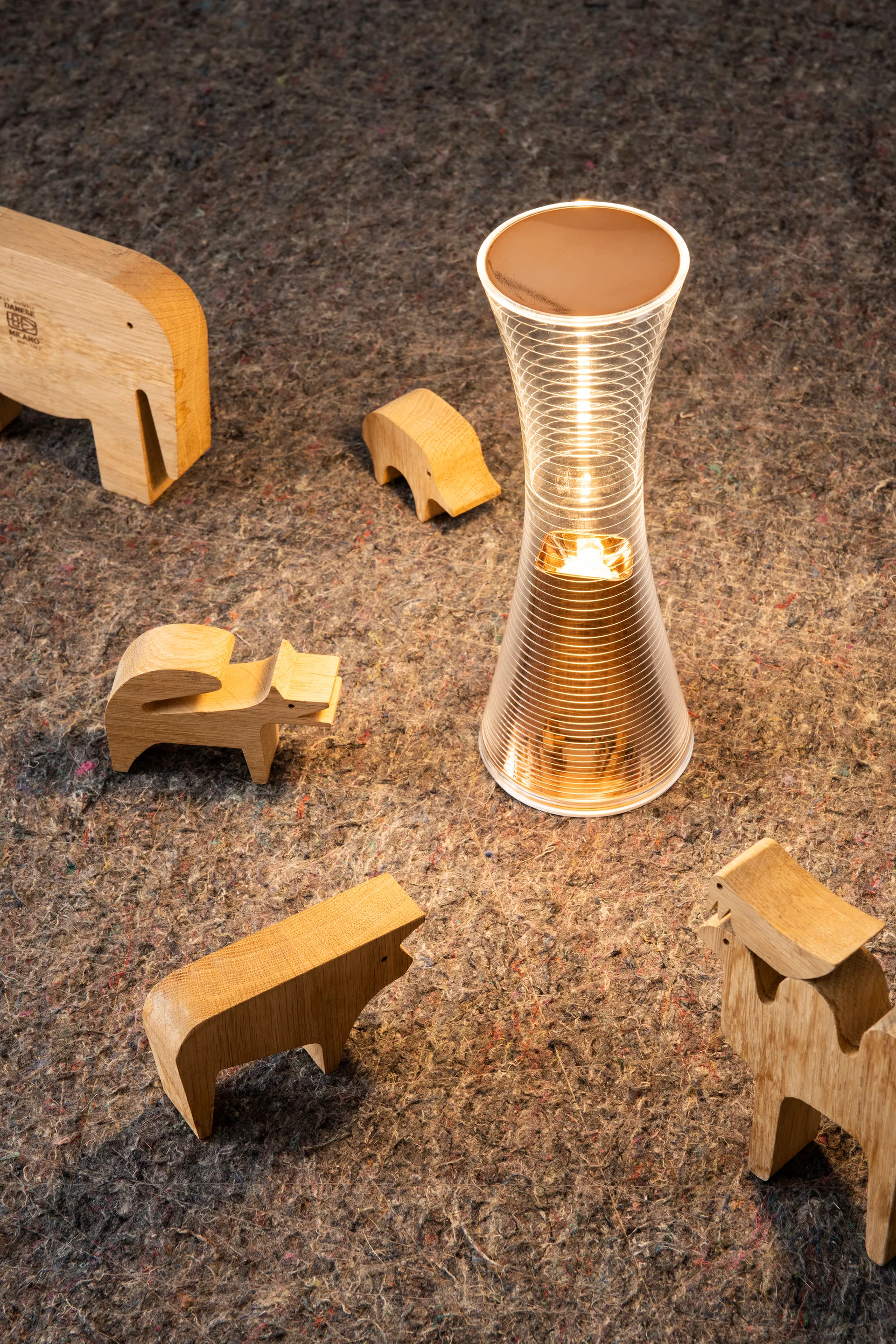 Come Together lámpara de mesa portátil de 26,5 cm, Cobre Artemide