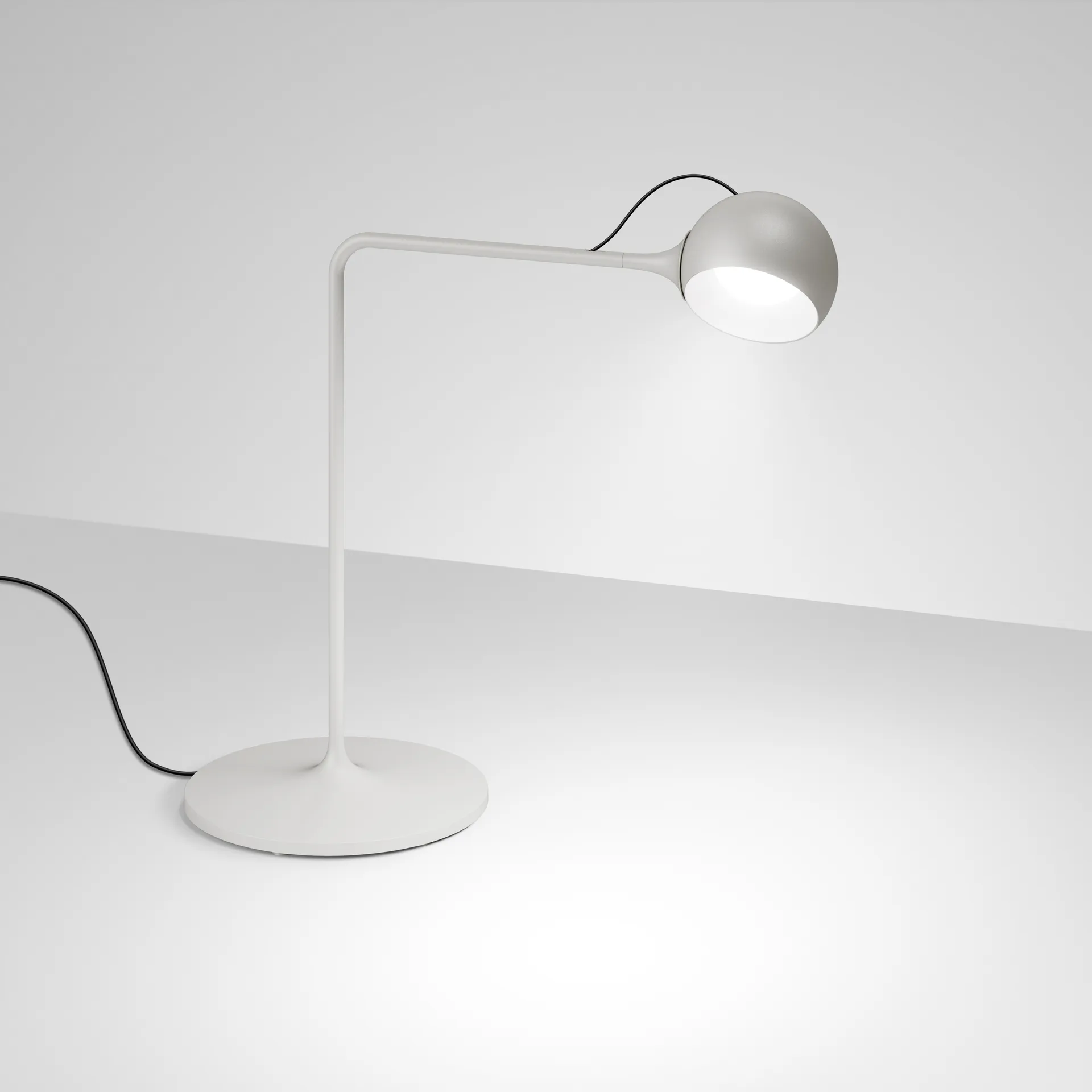 Lámpara de mesa Ixa, Blanco-gris Artemide