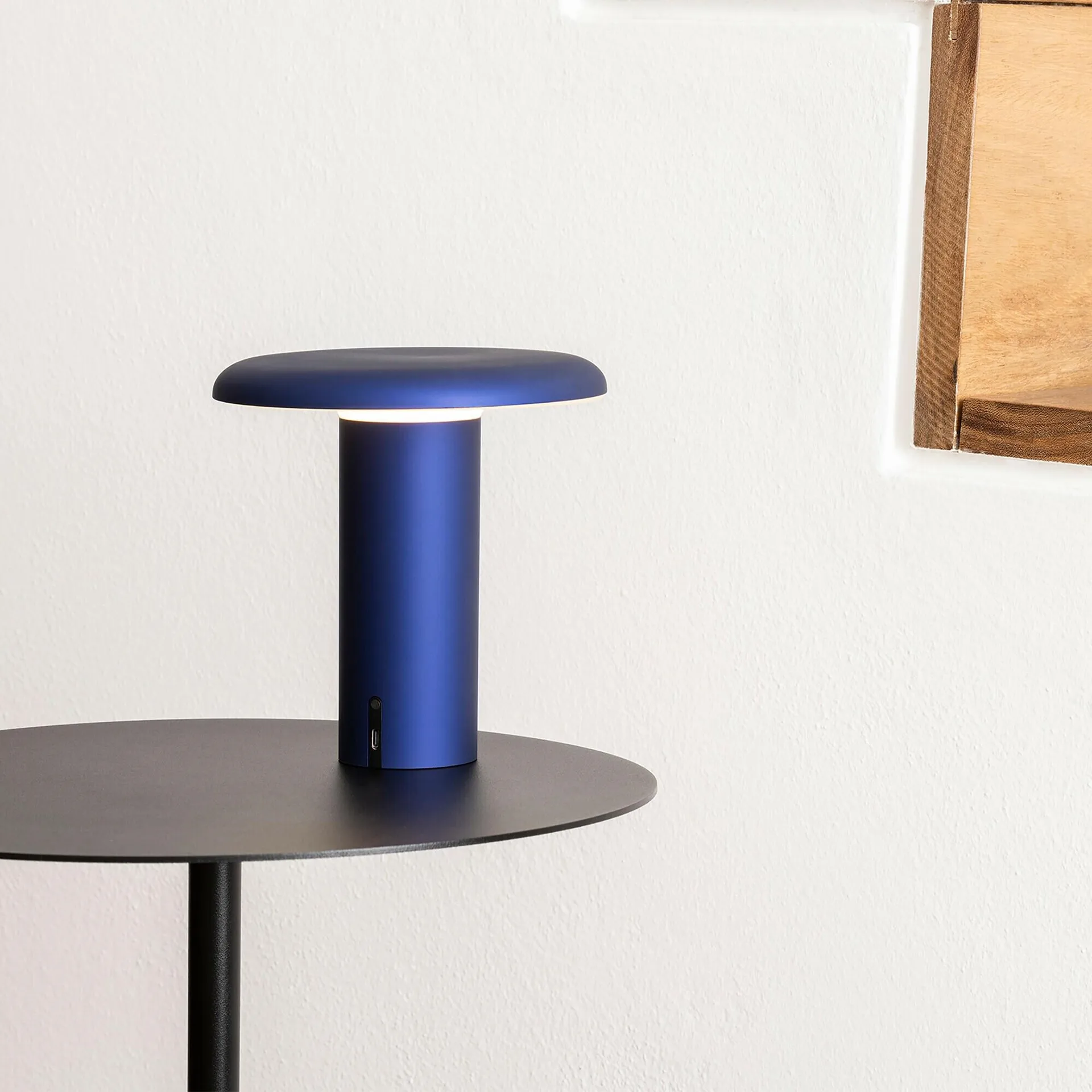 Lámpara de mesa portátil Takku de 19 cm, Anodizado azul Artemide
