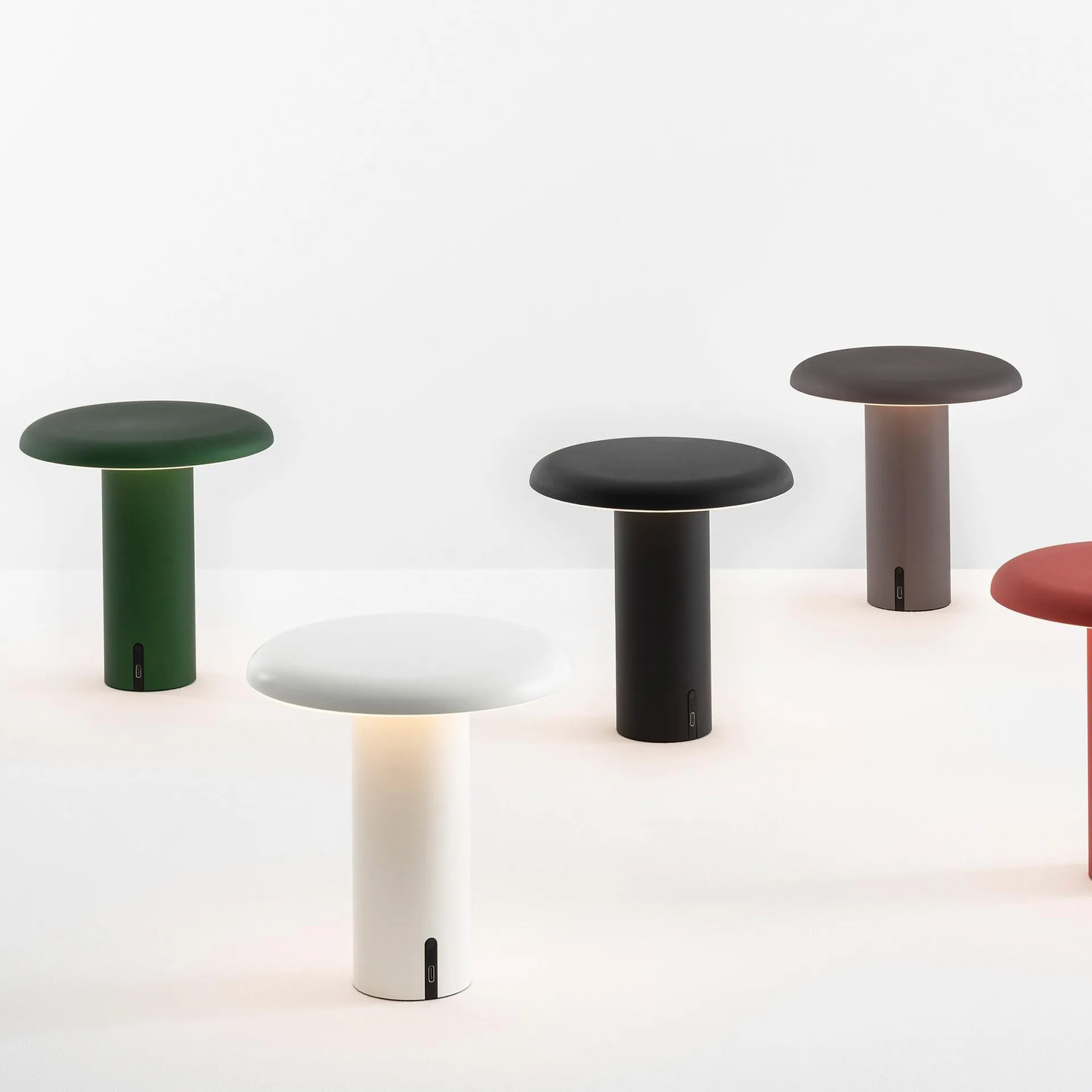 Lámpara de mesa portátil Takku de 19 cm, Negro barnizado Artemide