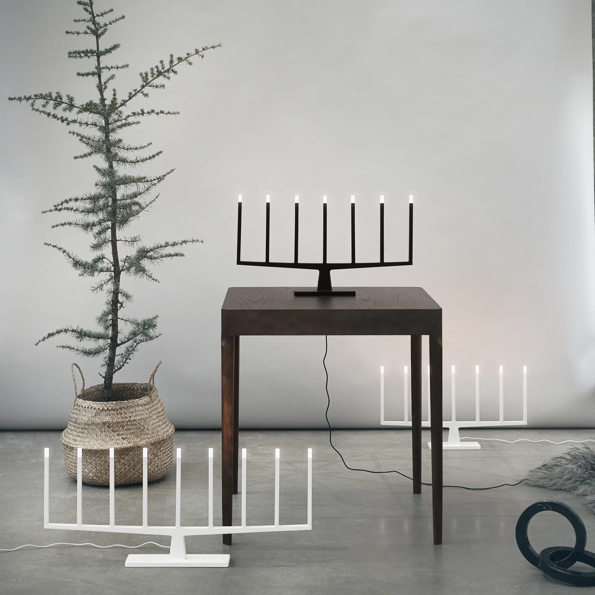 Candelabro de Adviento Adventure 7 brazos, negro Ateljé Lyktan