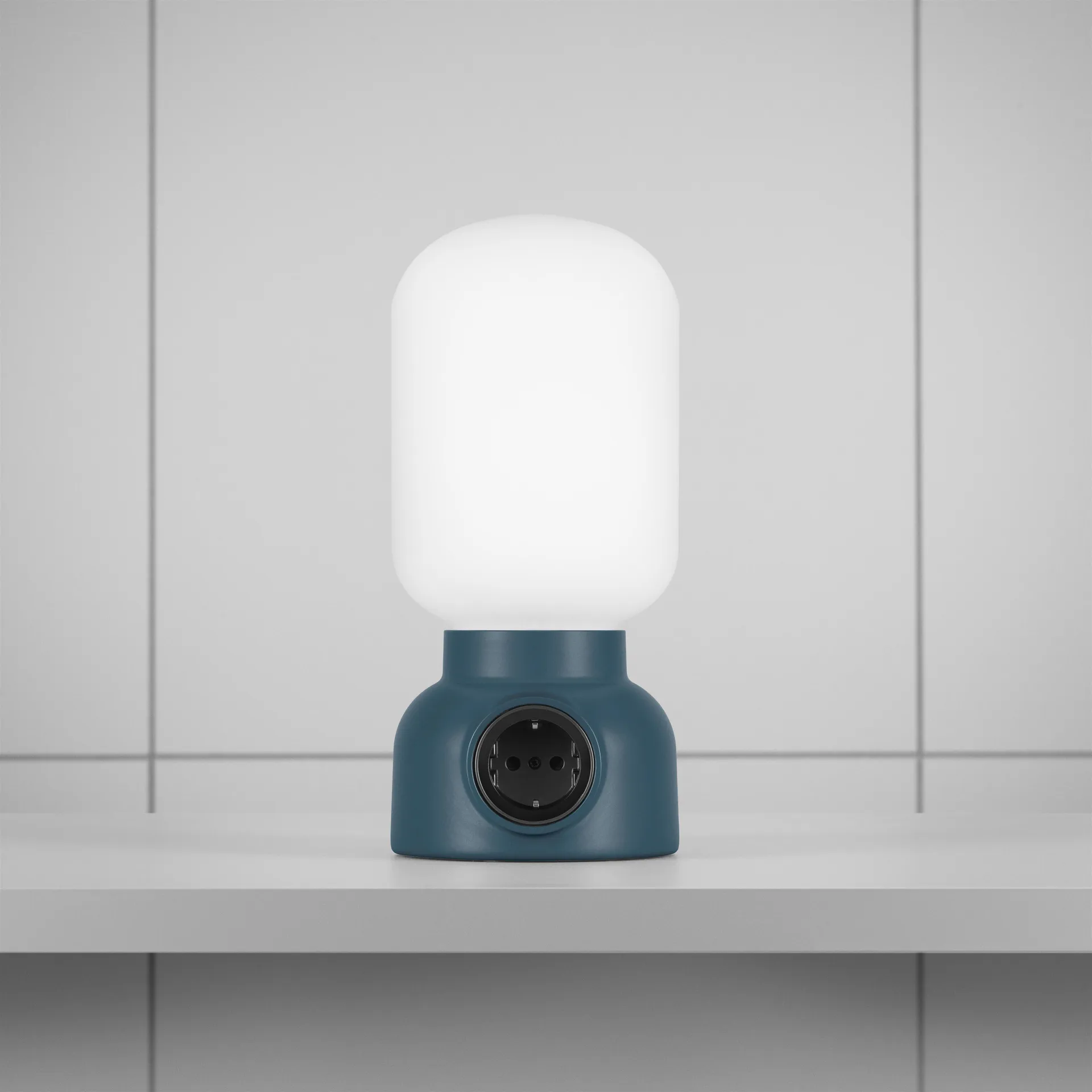 Lámpara de mesa Plug Lamp, azul polvo Ateljé Lyktan