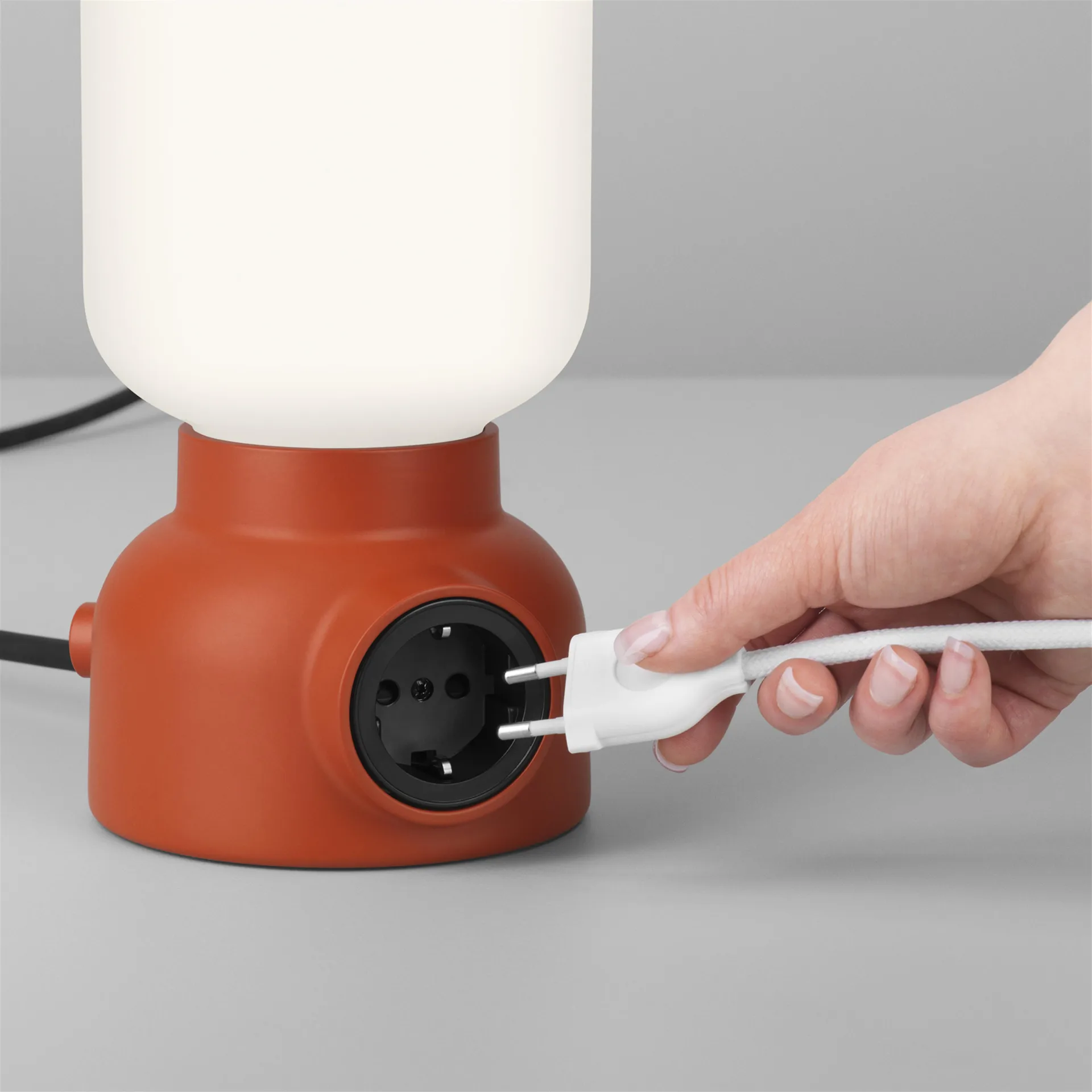 Lámpara de mesa Plug Lamp, negro Ateljé Lyktan