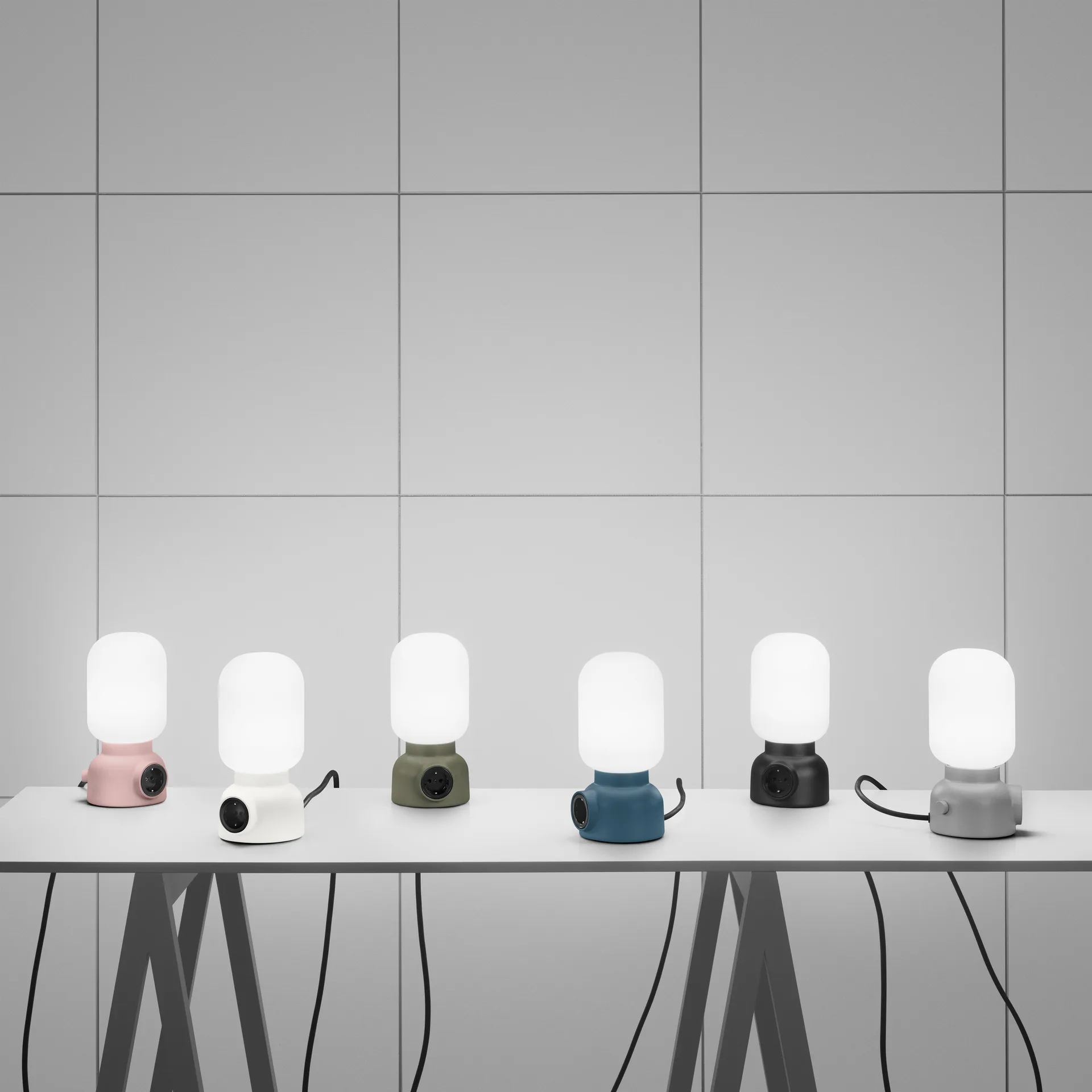 Lámpara de mesa Plug Lamp, rosa polvo Ateljé Lyktan