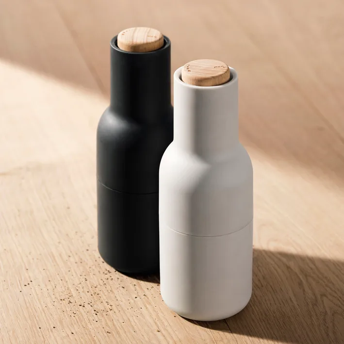 2 molinillos de especias Bottle, Ash-carbon (tapa de haya) Audo Copenhagen